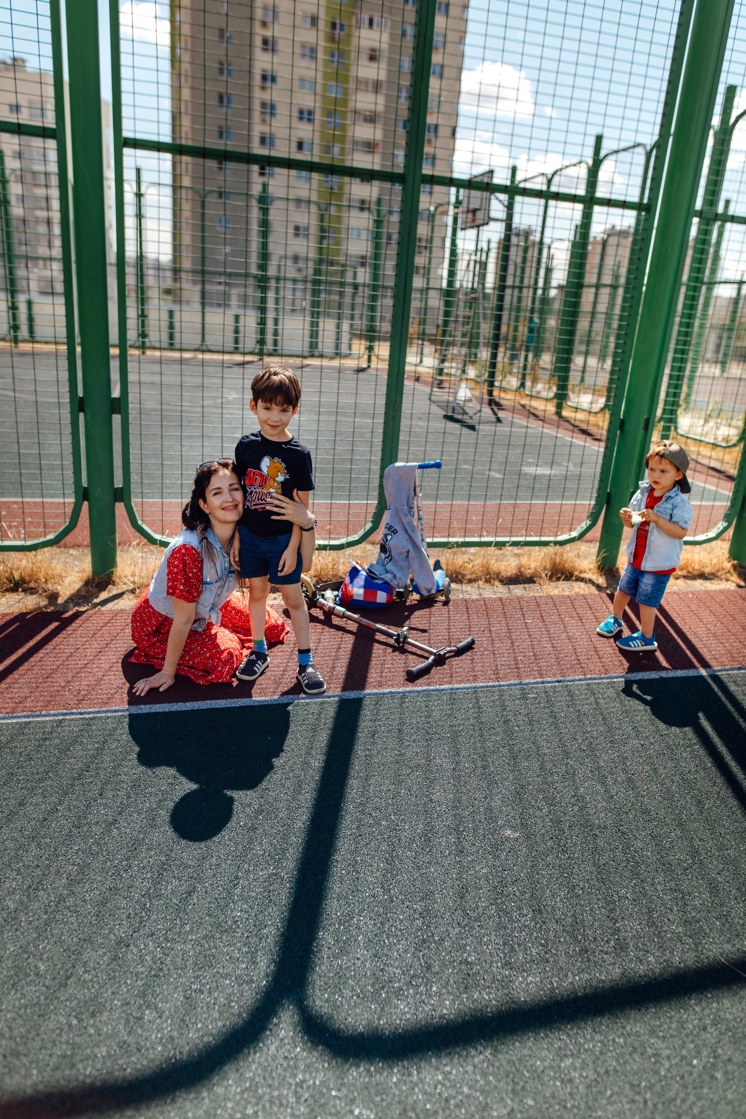 Спортивная площадка, полдень, июнь 2023