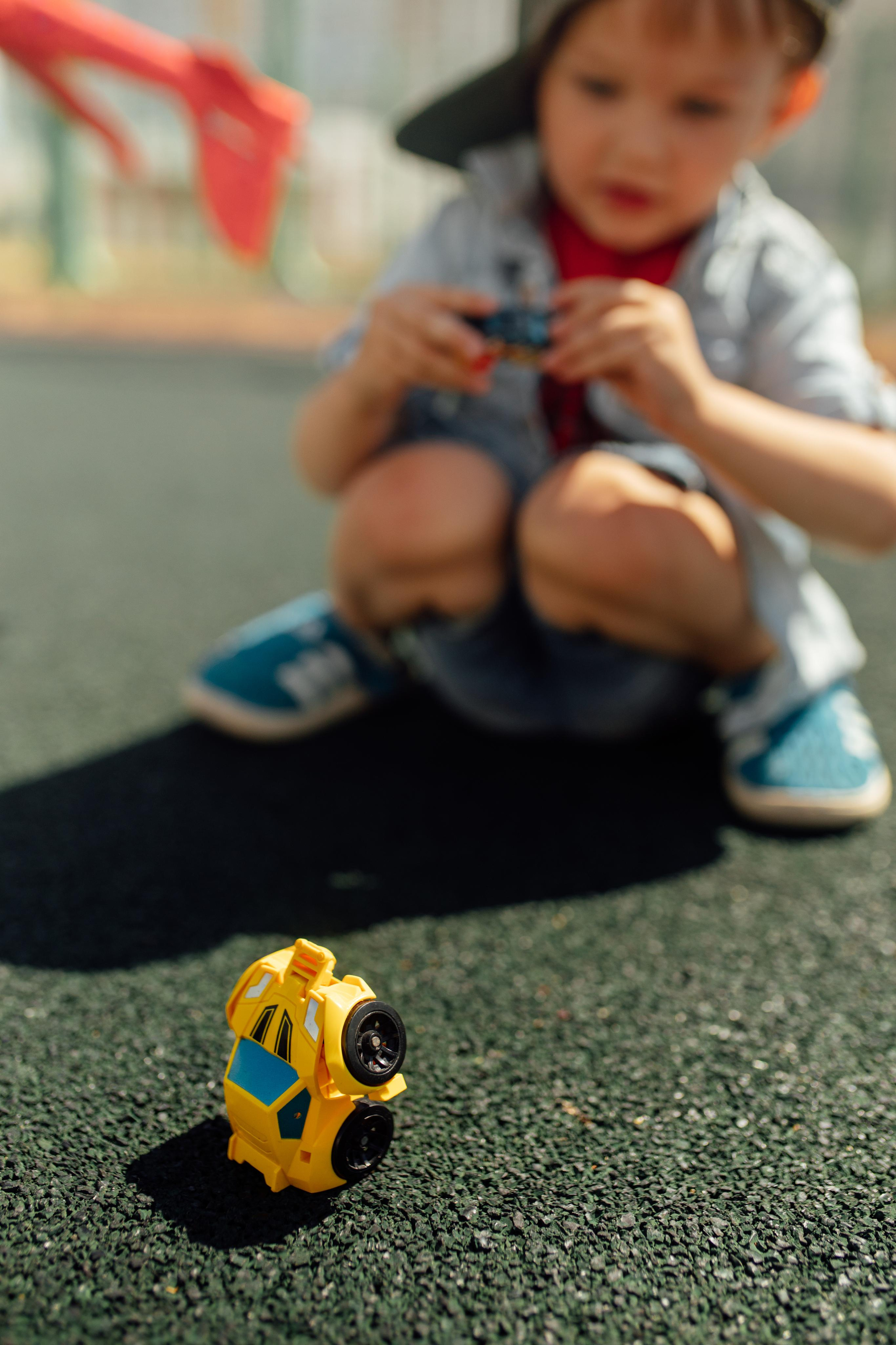 Спортивная площадка, полдень, июнь 2023