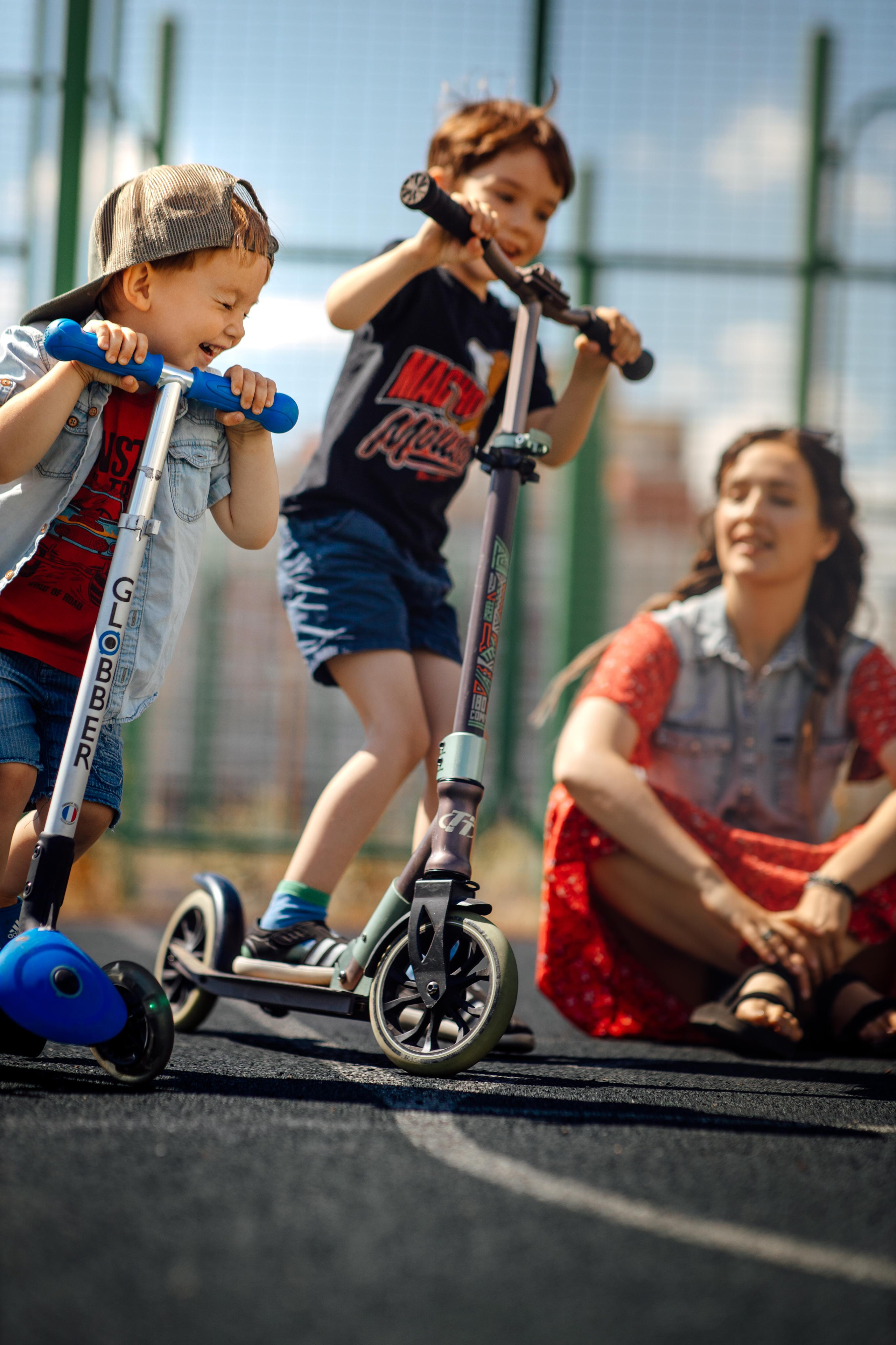 Спортивная площадка, полдень, июнь 2023