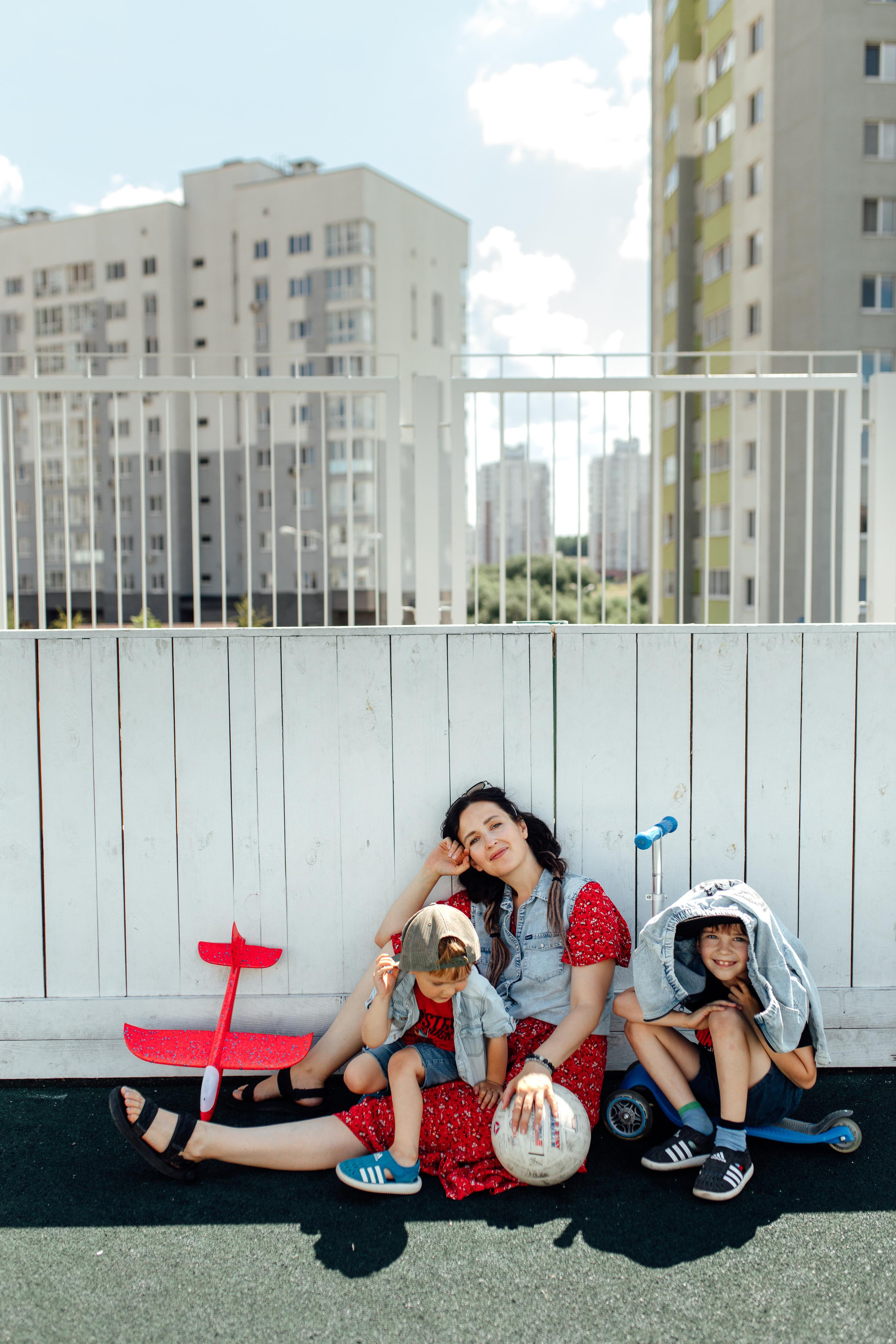 Спортивная площадка, полдень, июнь 2023