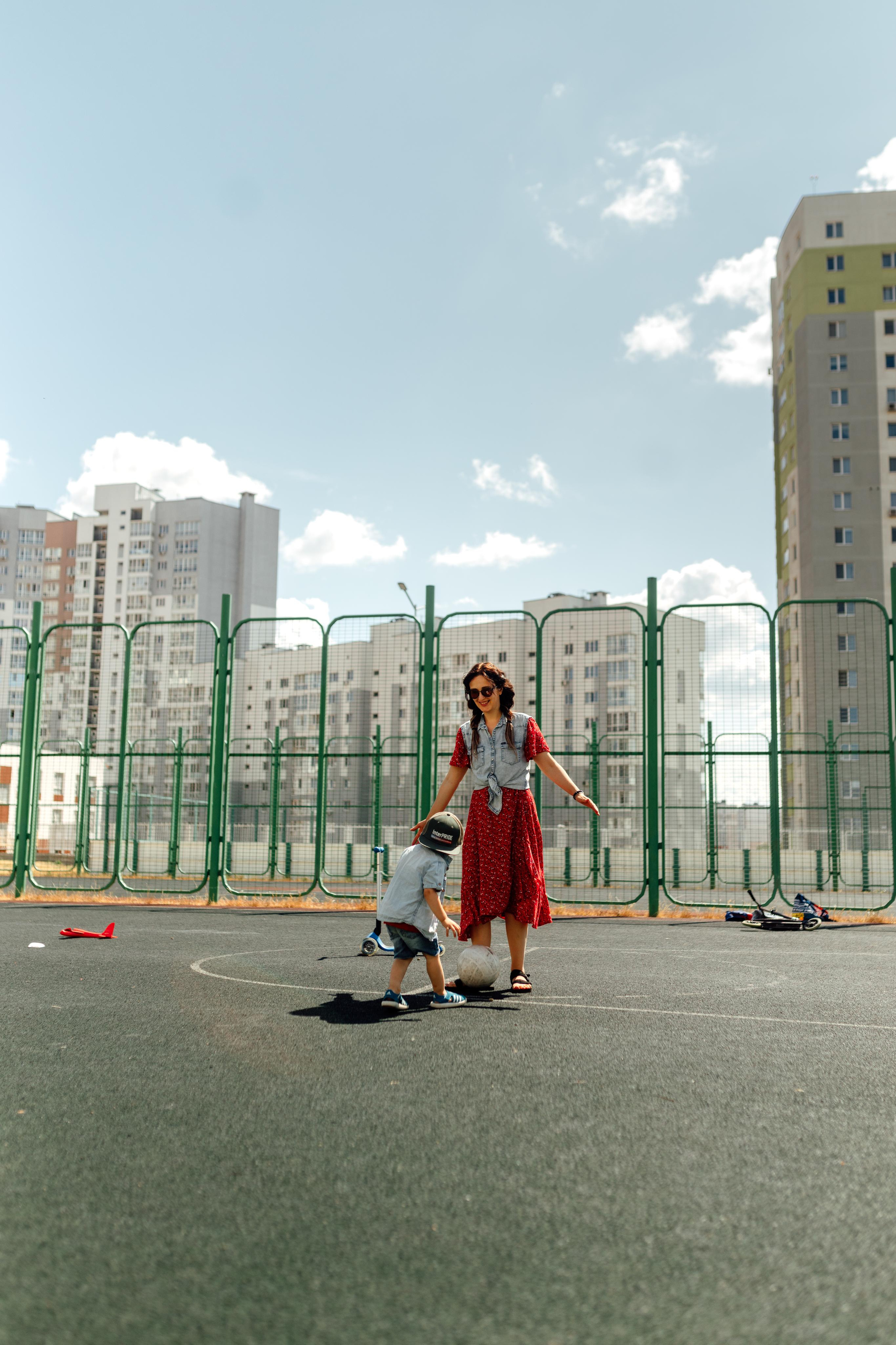 Спортивная площадка, полдень, июнь 2023