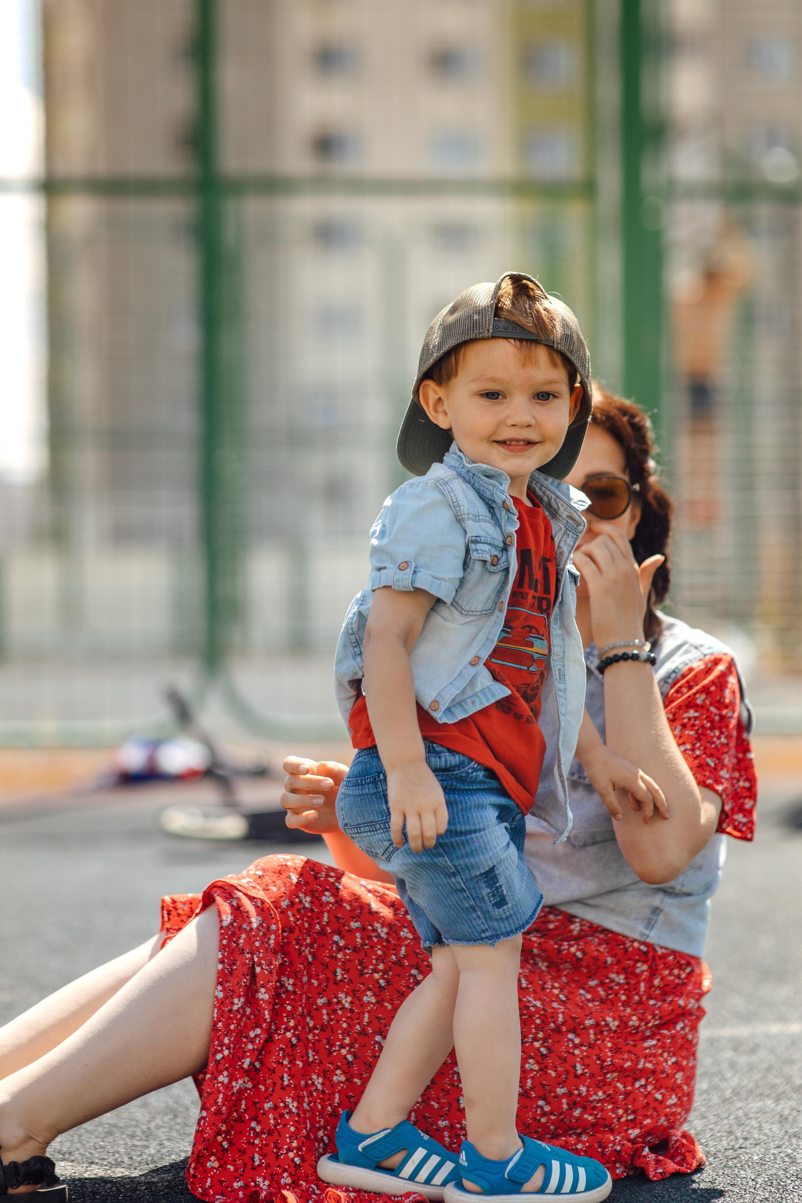 Спортивная площадка, полдень, июнь 2023