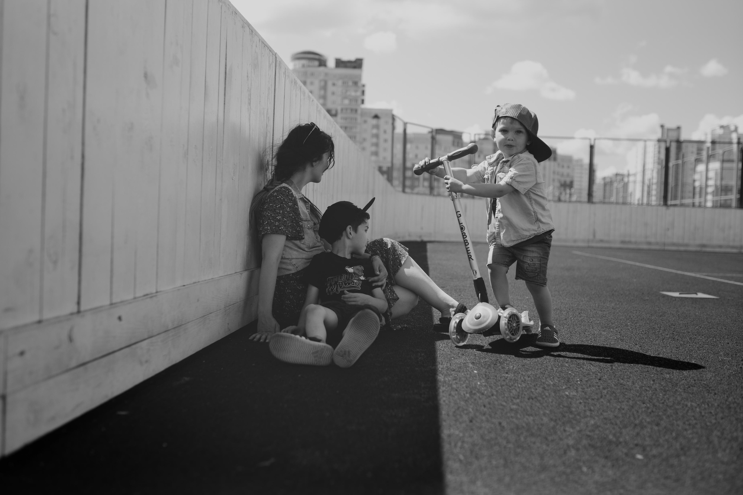 Спортивная площадка, полдень, июнь 2023