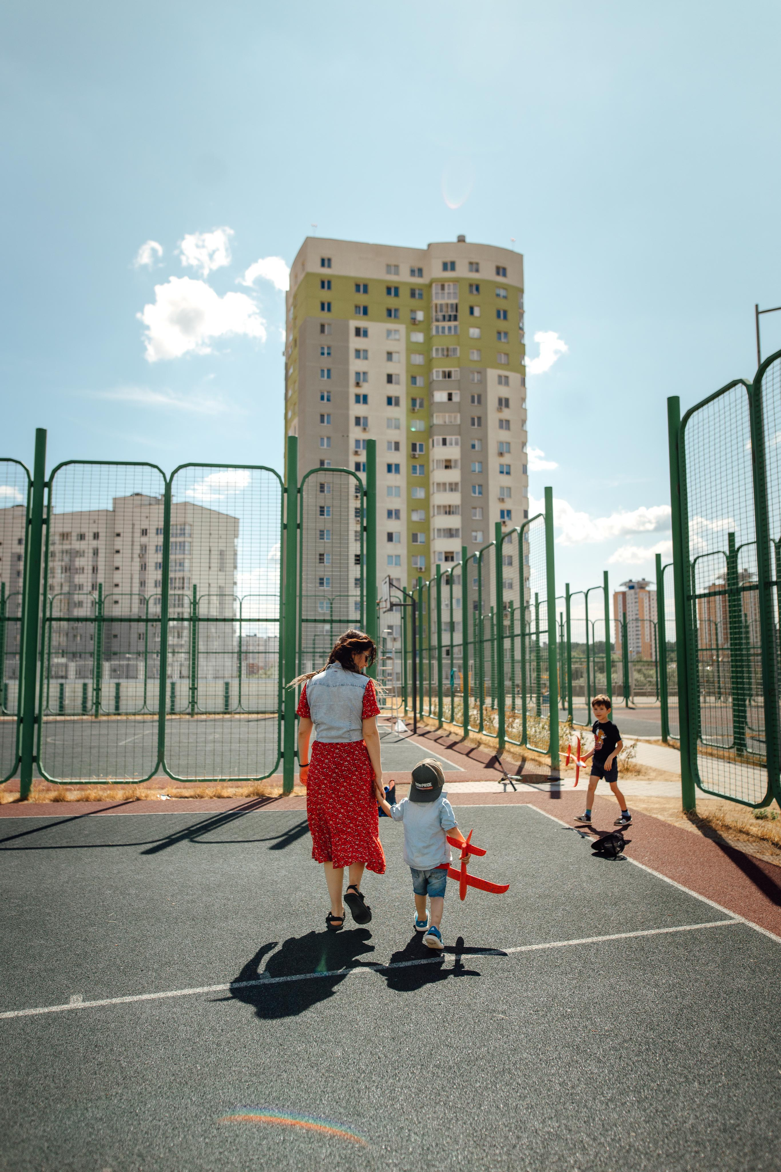 Спортивная площадка, полдень, июнь 2023