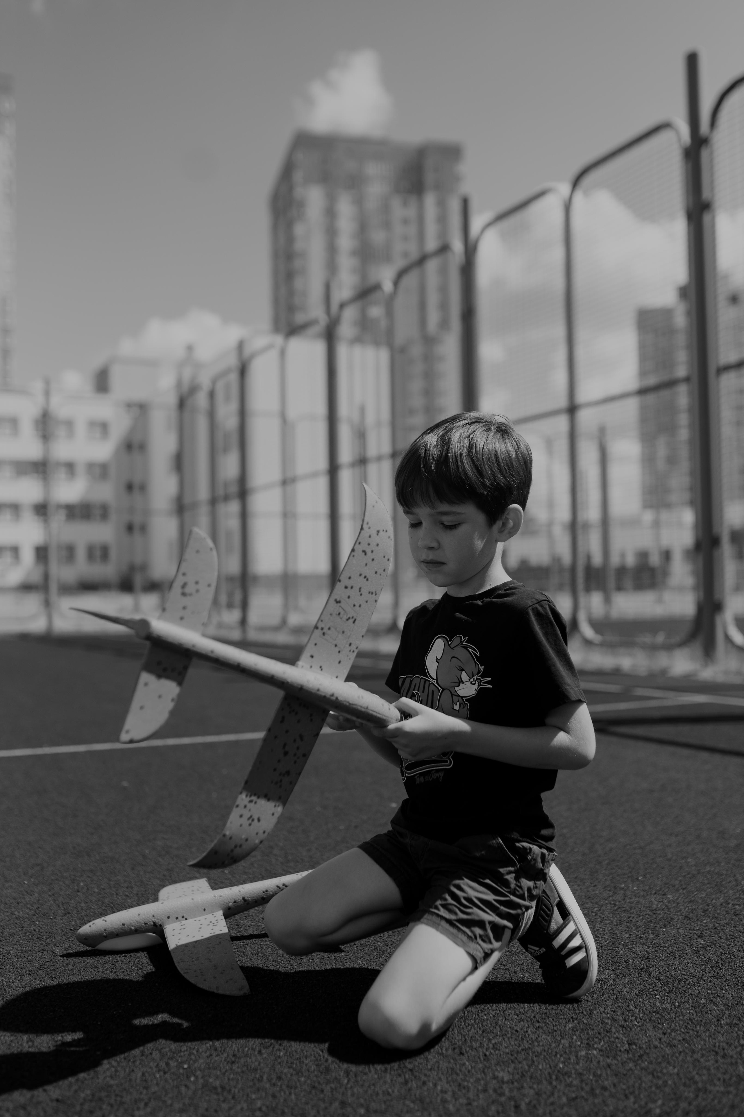 Спортивная площадка, полдень, июнь 2023