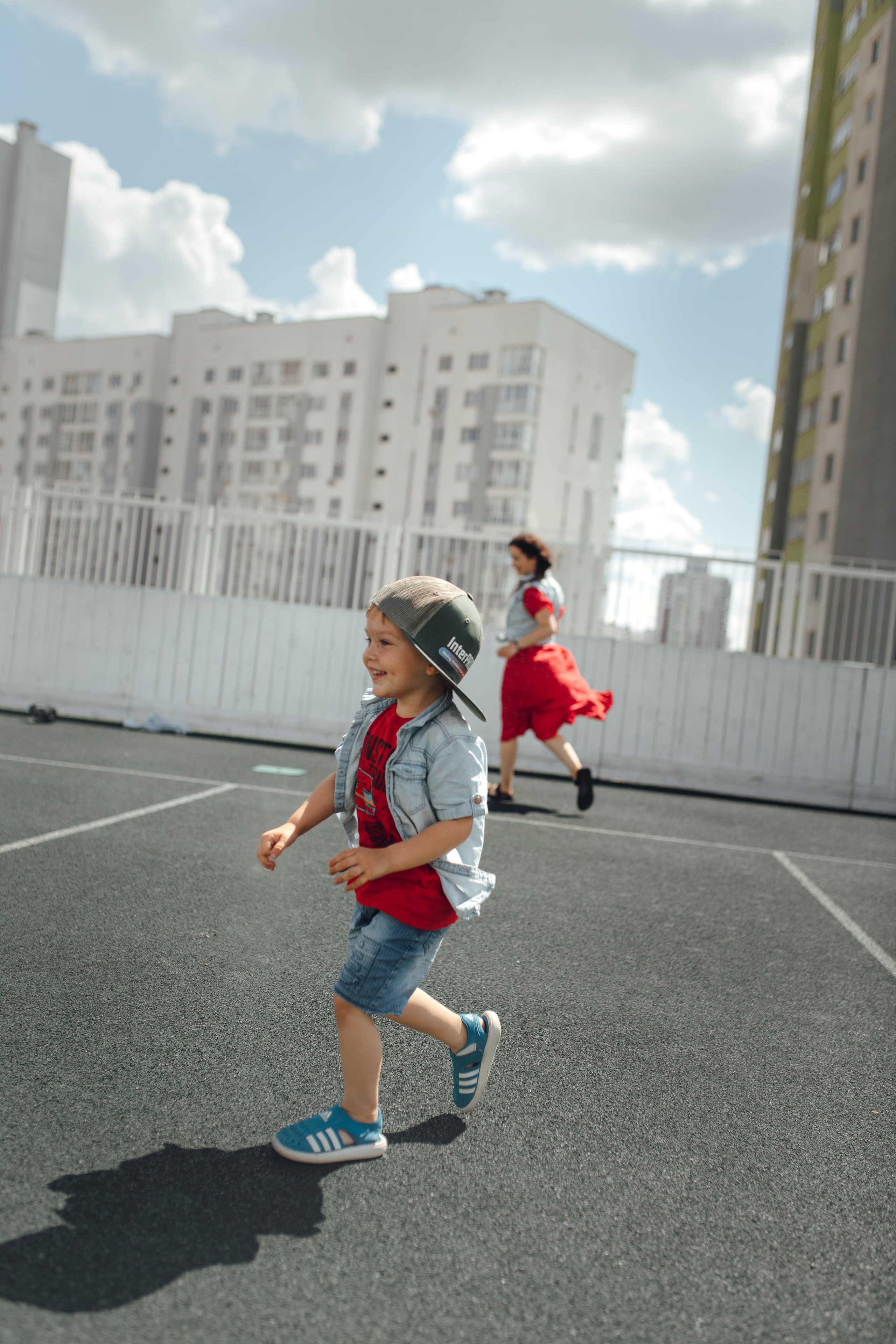 Спортивная площадка, полдень, июнь 2023