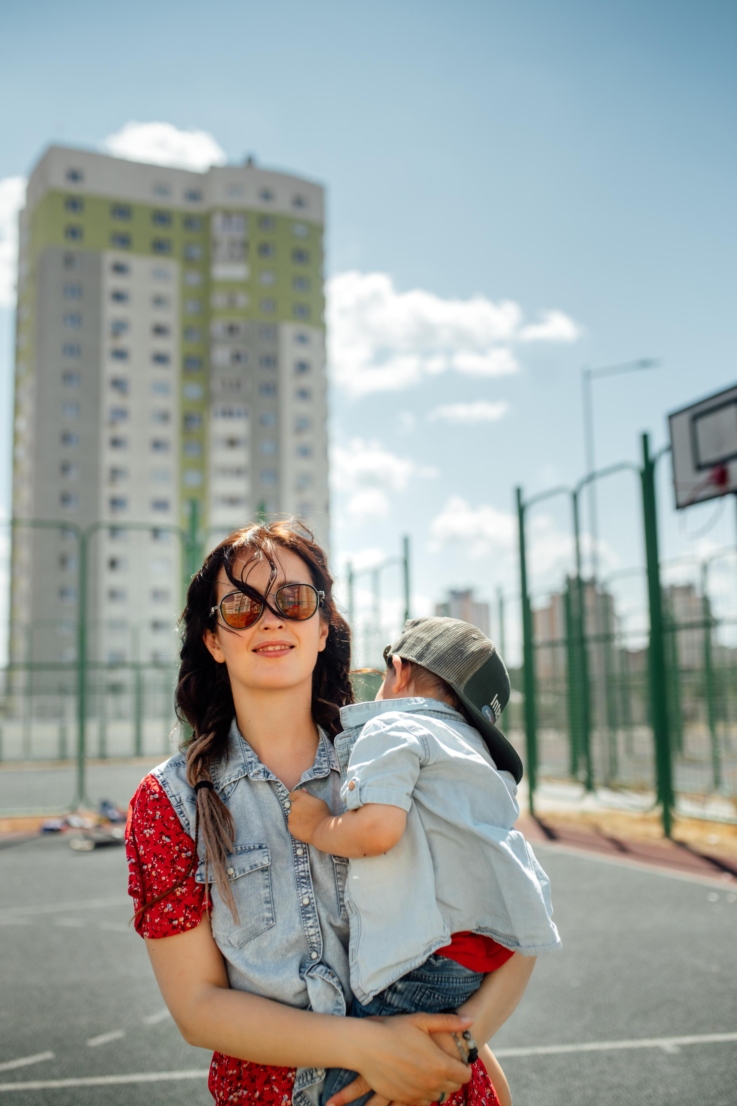 Спортивная площадка, полдень, июнь 2023