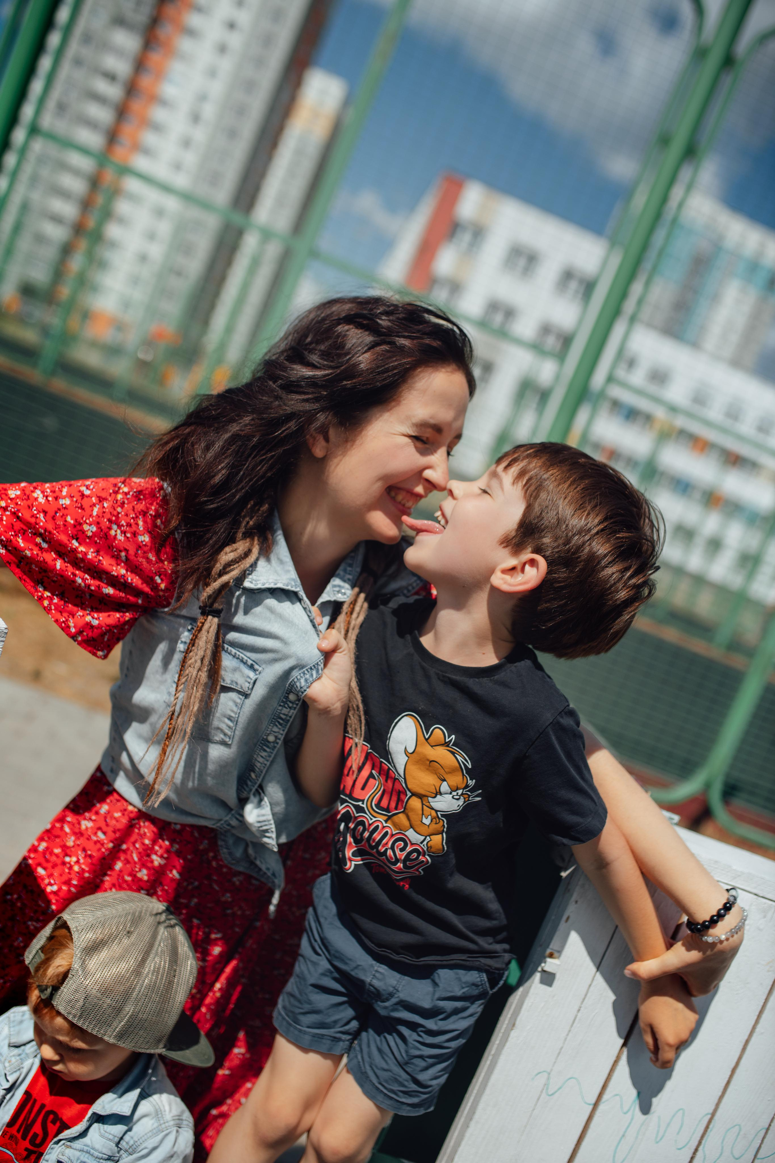 Спортивная площадка, полдень, июнь 2023