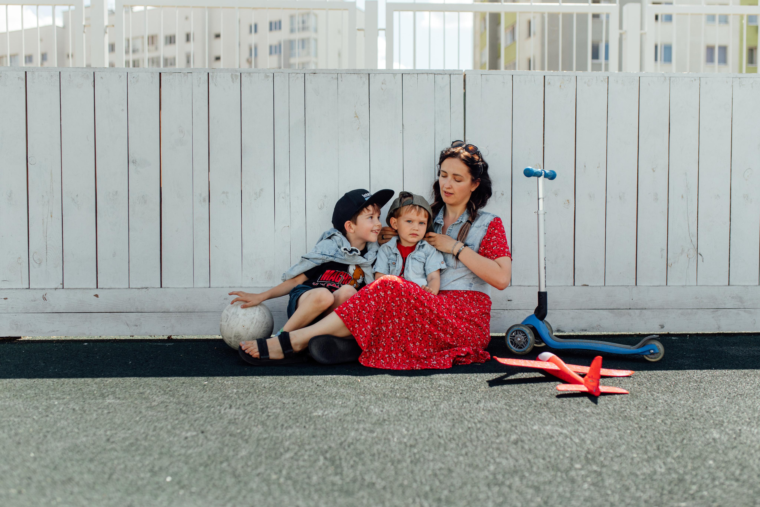 Спортивная площадка, полдень, июнь 2023