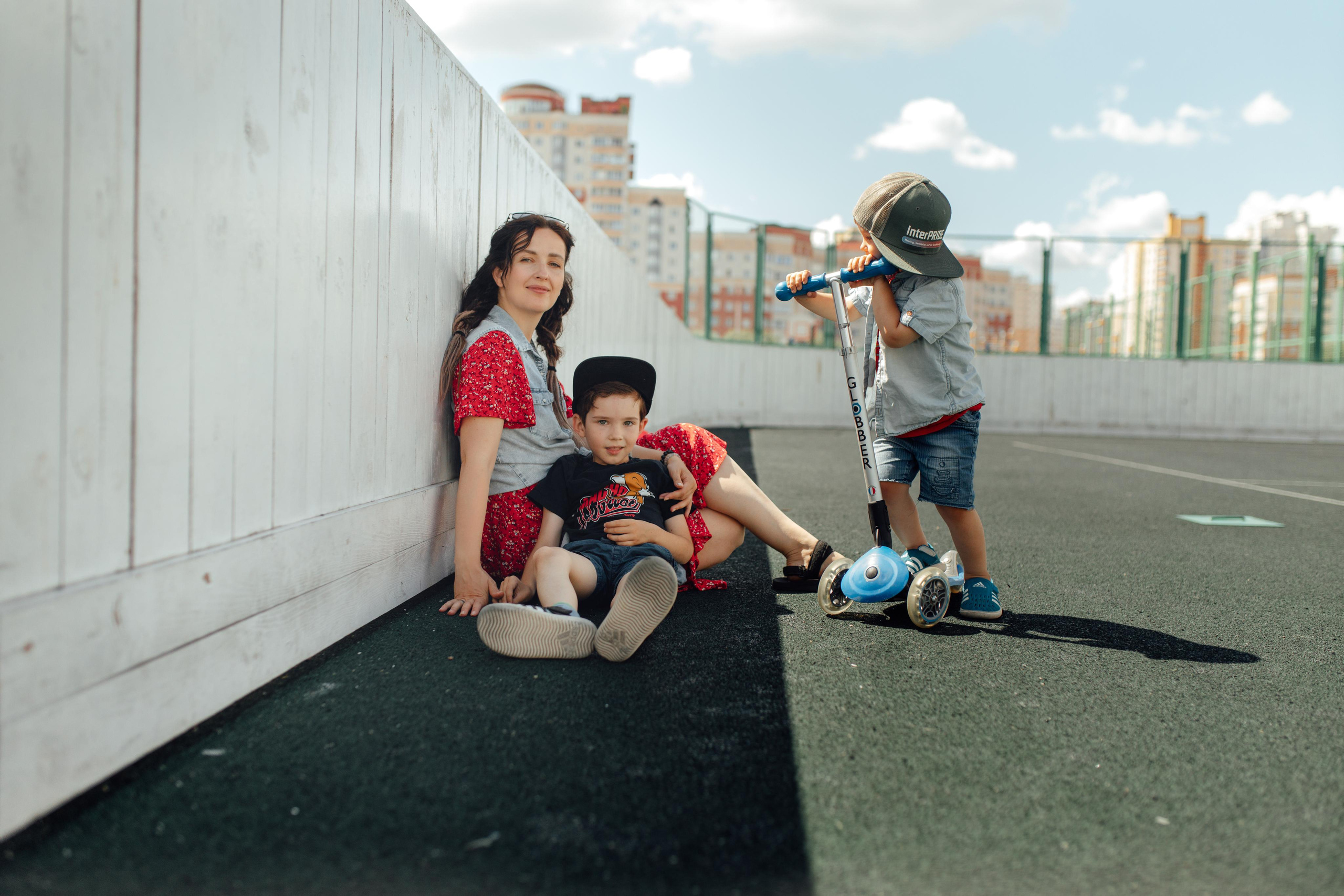 Спортивная площадка, полдень, июнь 2023