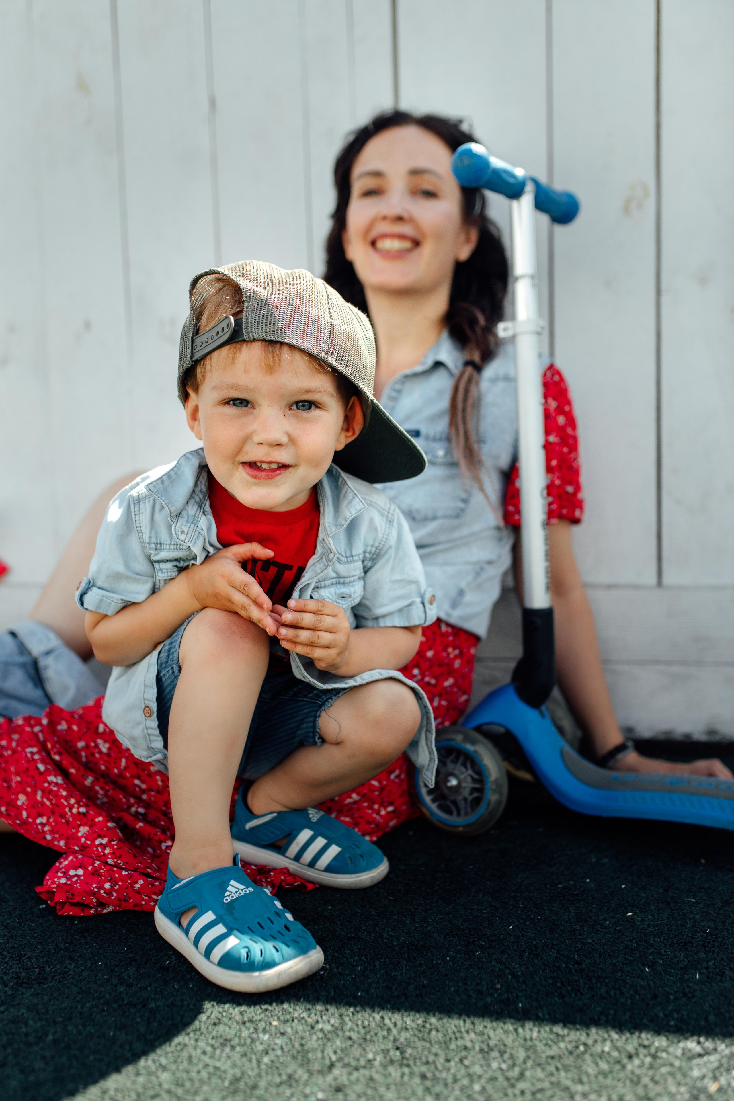 Спортивная площадка, полдень, июнь 2023