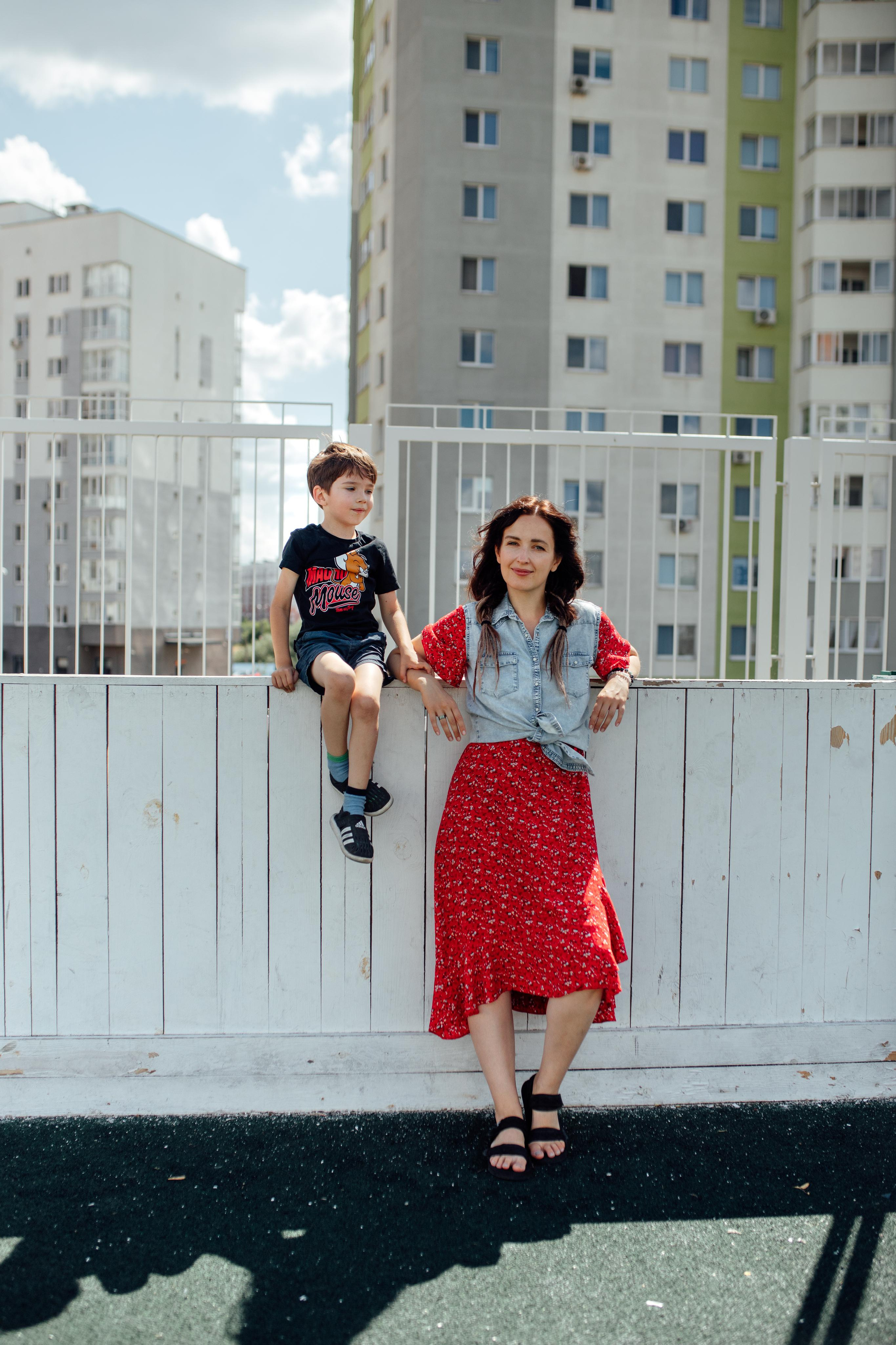 Спортивная площадка, полдень, июнь 2023