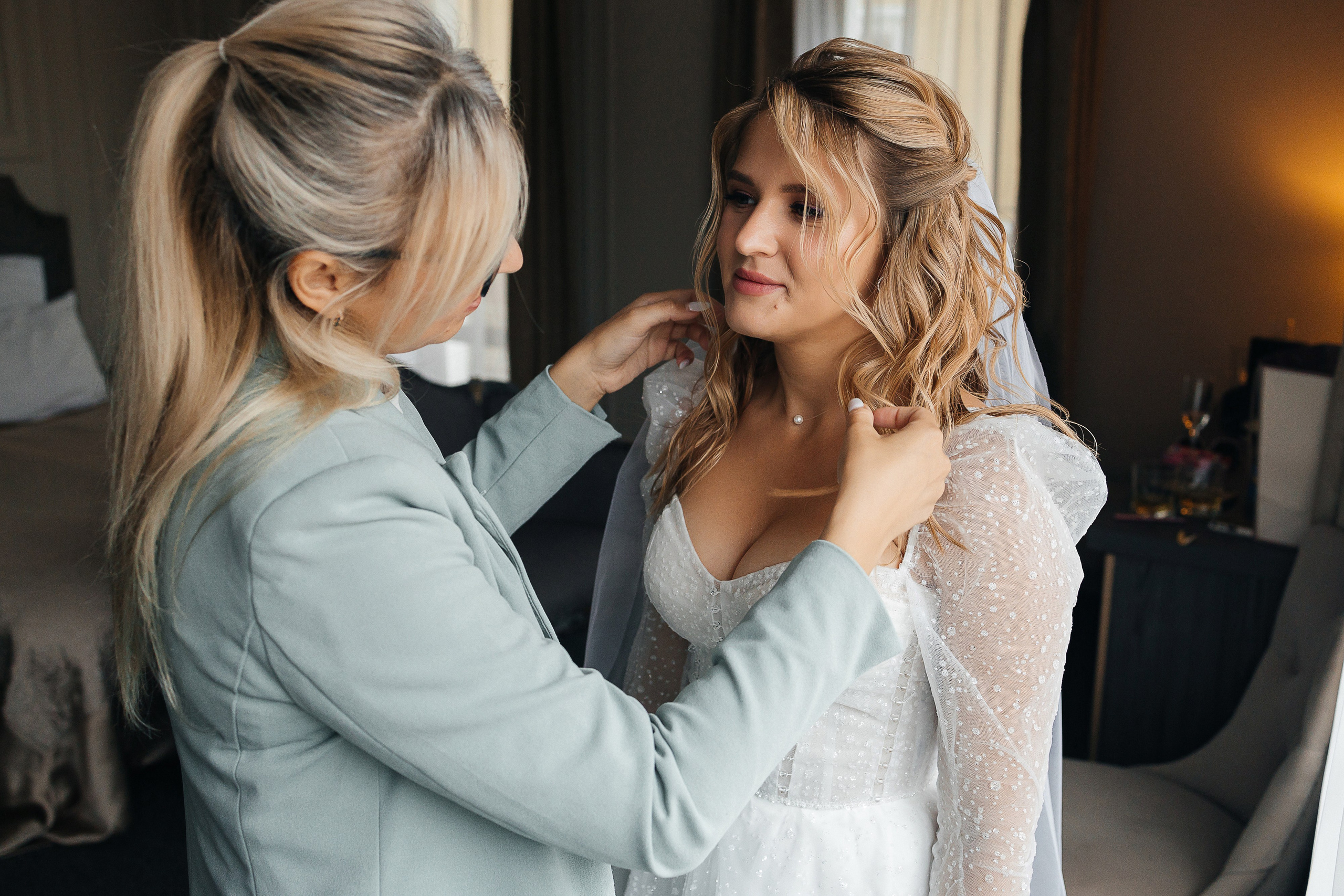 Трогательная выездная церемония в уютном дворике отеля. Олег Сверчков | Свадебный фотограф Вологда