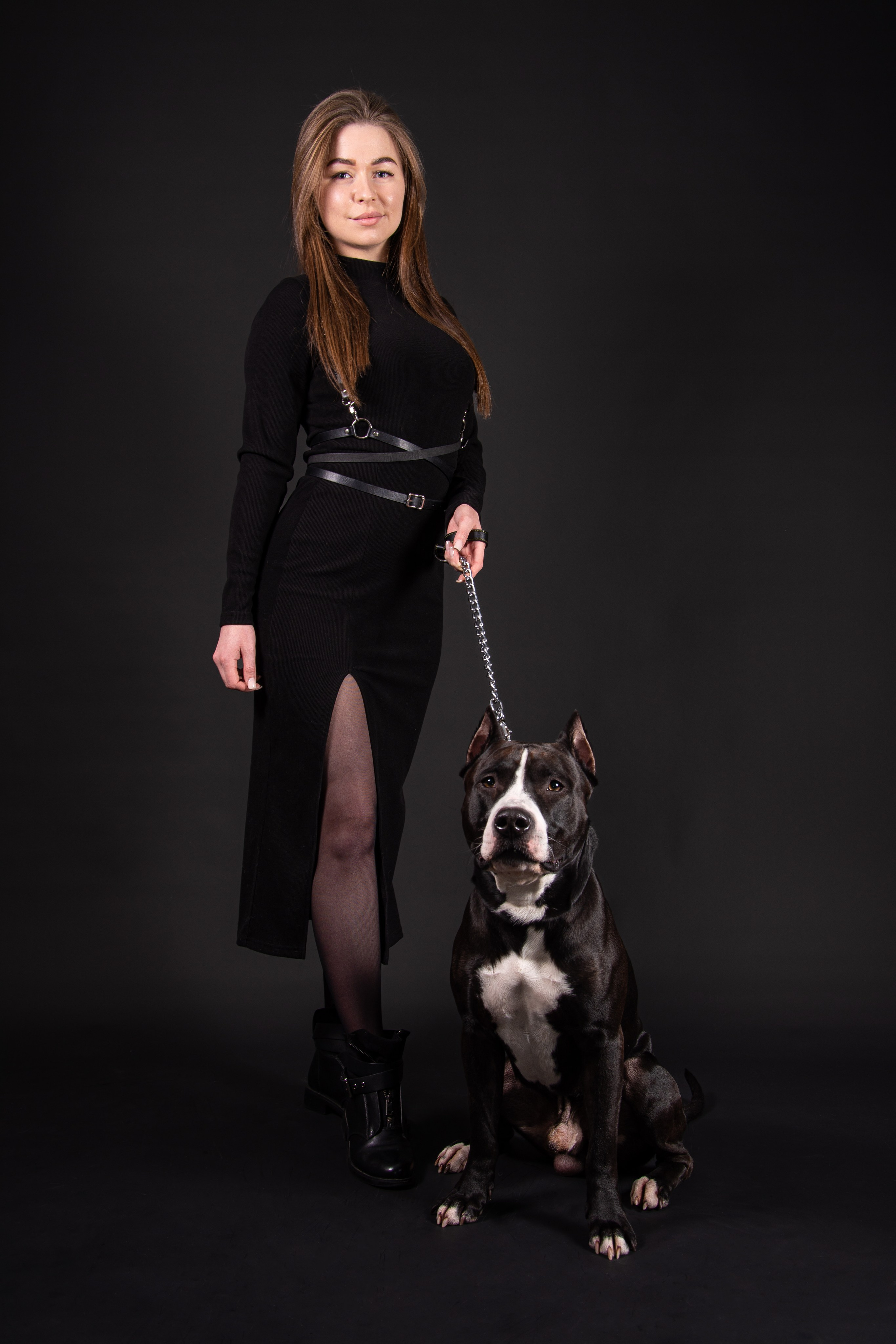 Фотограф в студии с собакой. Фотограф Макс Огурцов в Нижнем Новгороде