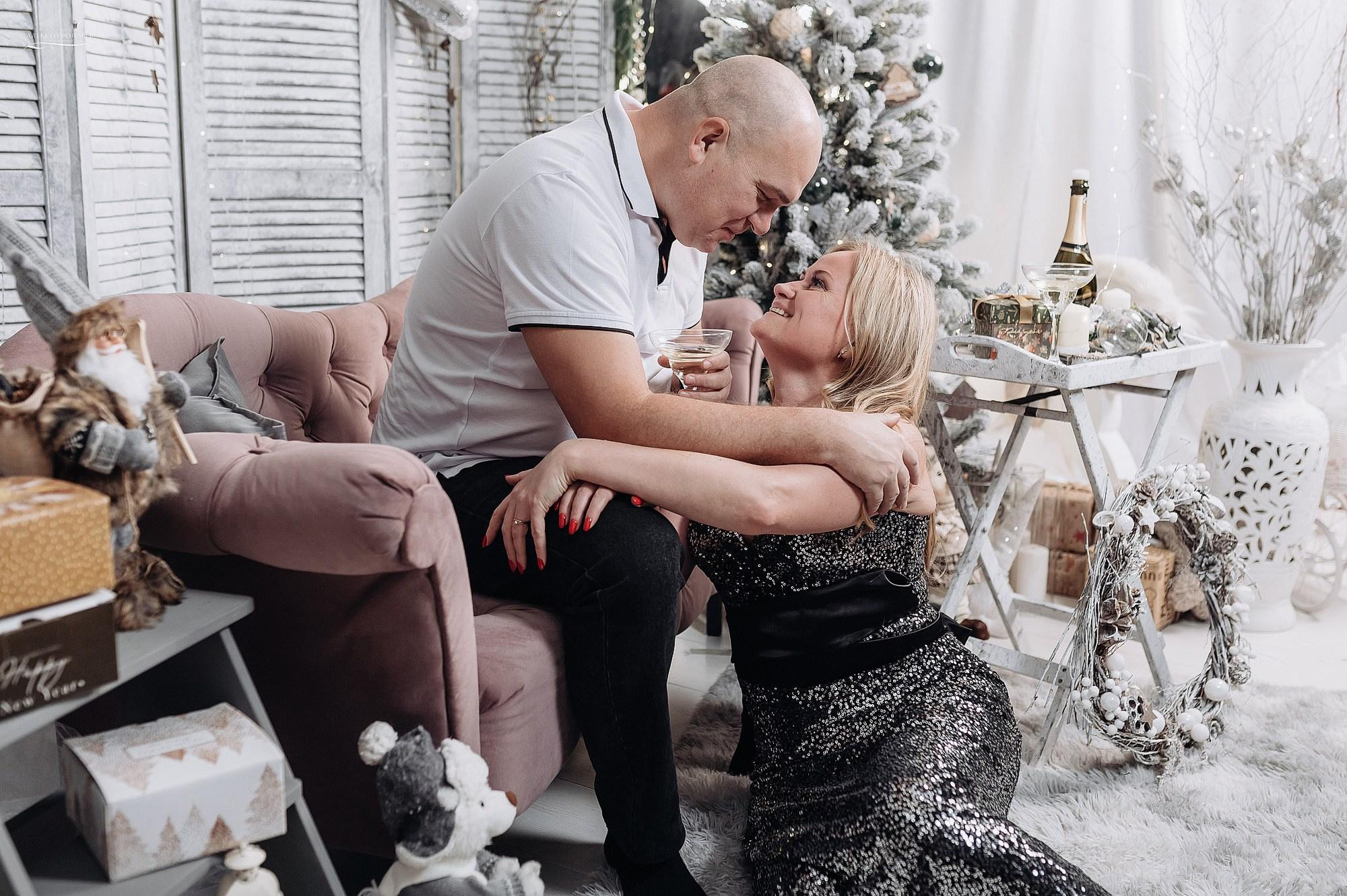 влюбленные родители на фотосессии в студии кимры