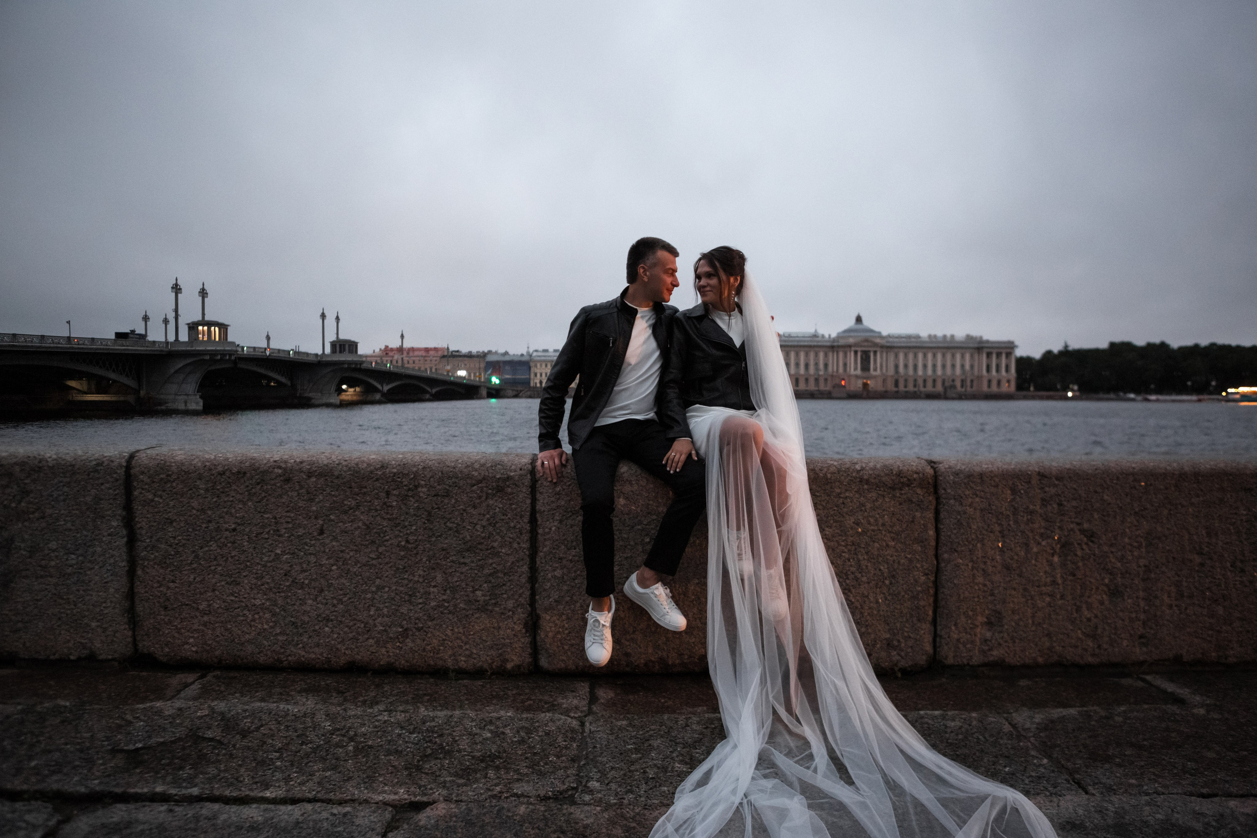 Свадебная фотопрогулка в ночном Петербурге