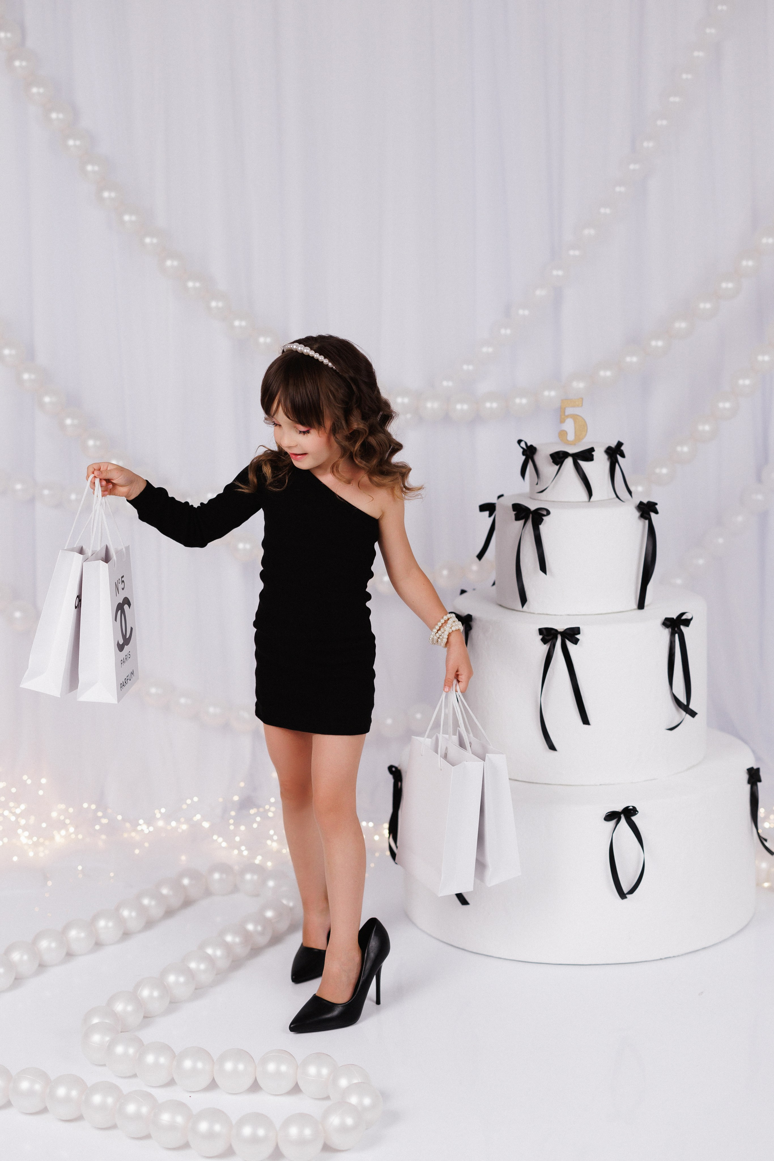 Фотосессия к дню рождения с большим тортом, в детской фотостудии «Антураж», город Краснодар. Семейный и детский фотограф в Краснодаре Анна Трашкова