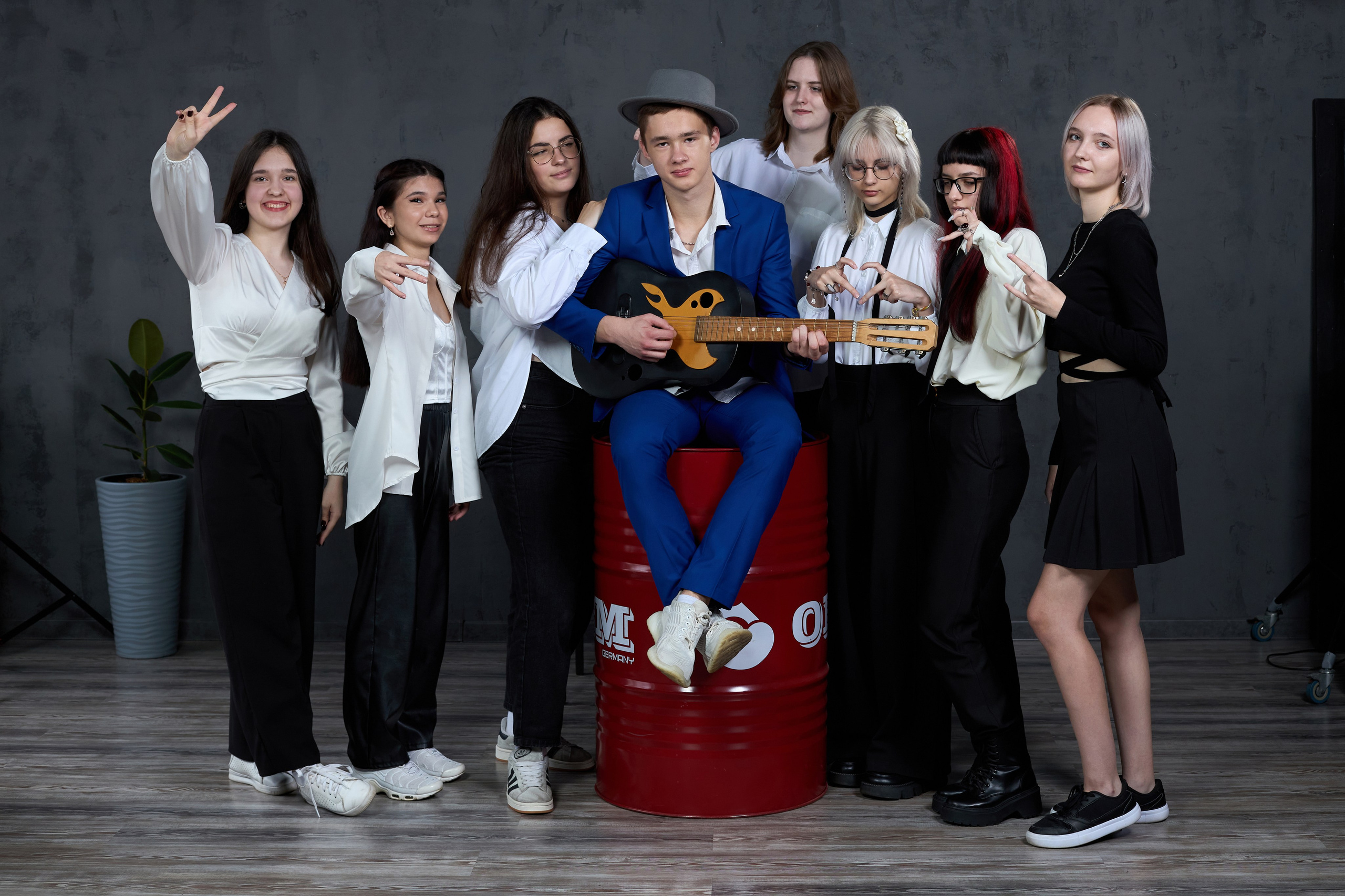 Сьемка выпускного альбома в студии DARK LOFT таганрог. Фотограф Выпускные альбомы Таганрог Сергей Коробченко