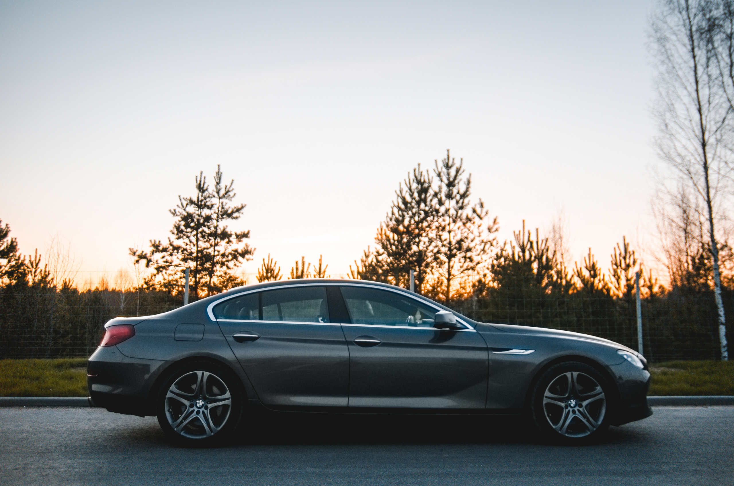 Коричневая BMW 650i xDrive вечером, вид сбоку