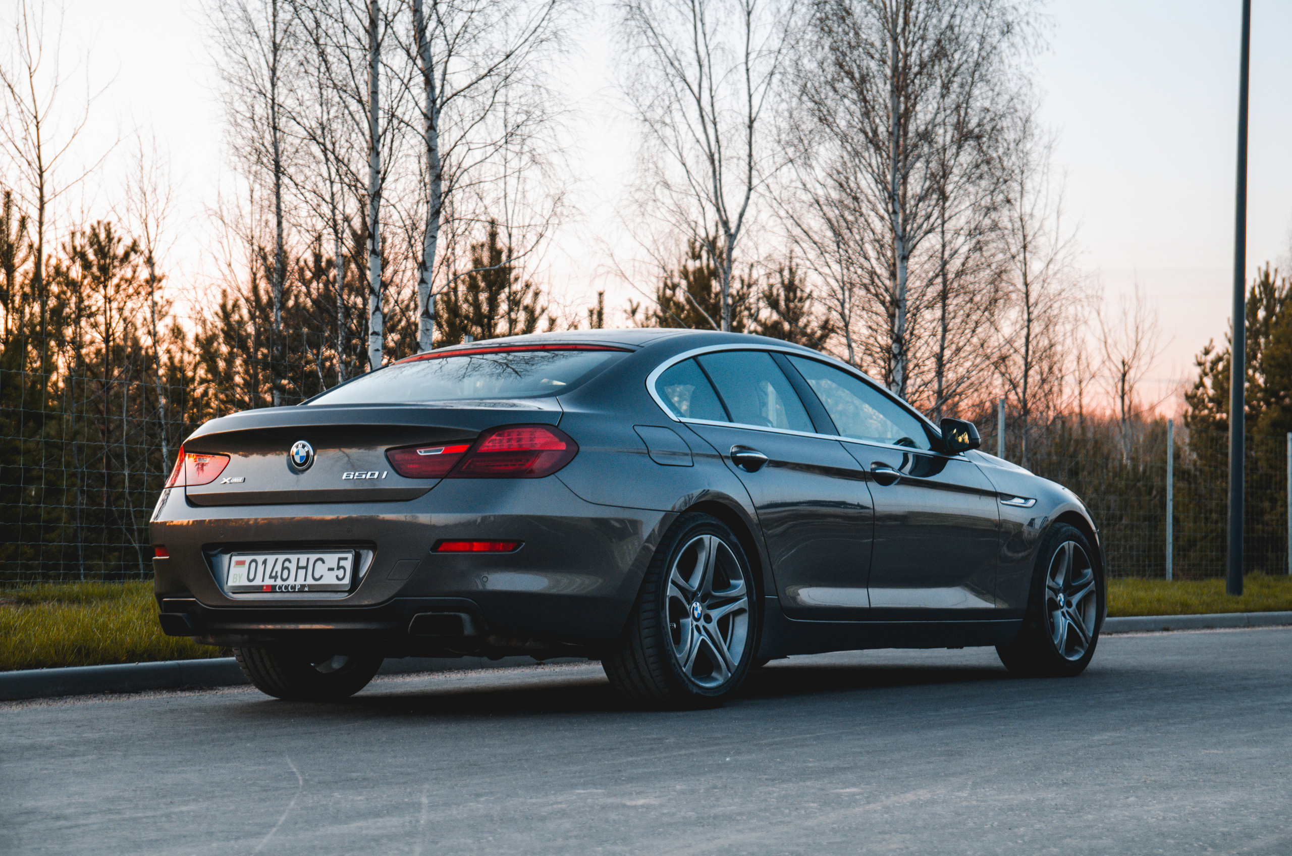 Коричневая BMW 650i xDrive вечером, вид сзади