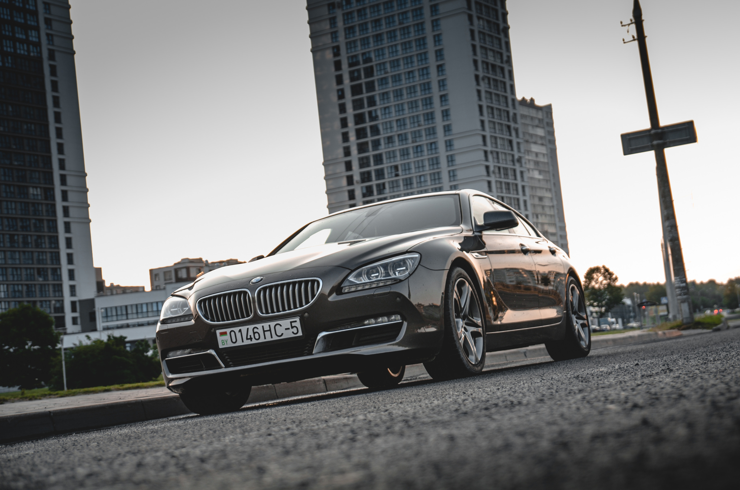 Коричневая BMW 650i xDrive в городе 