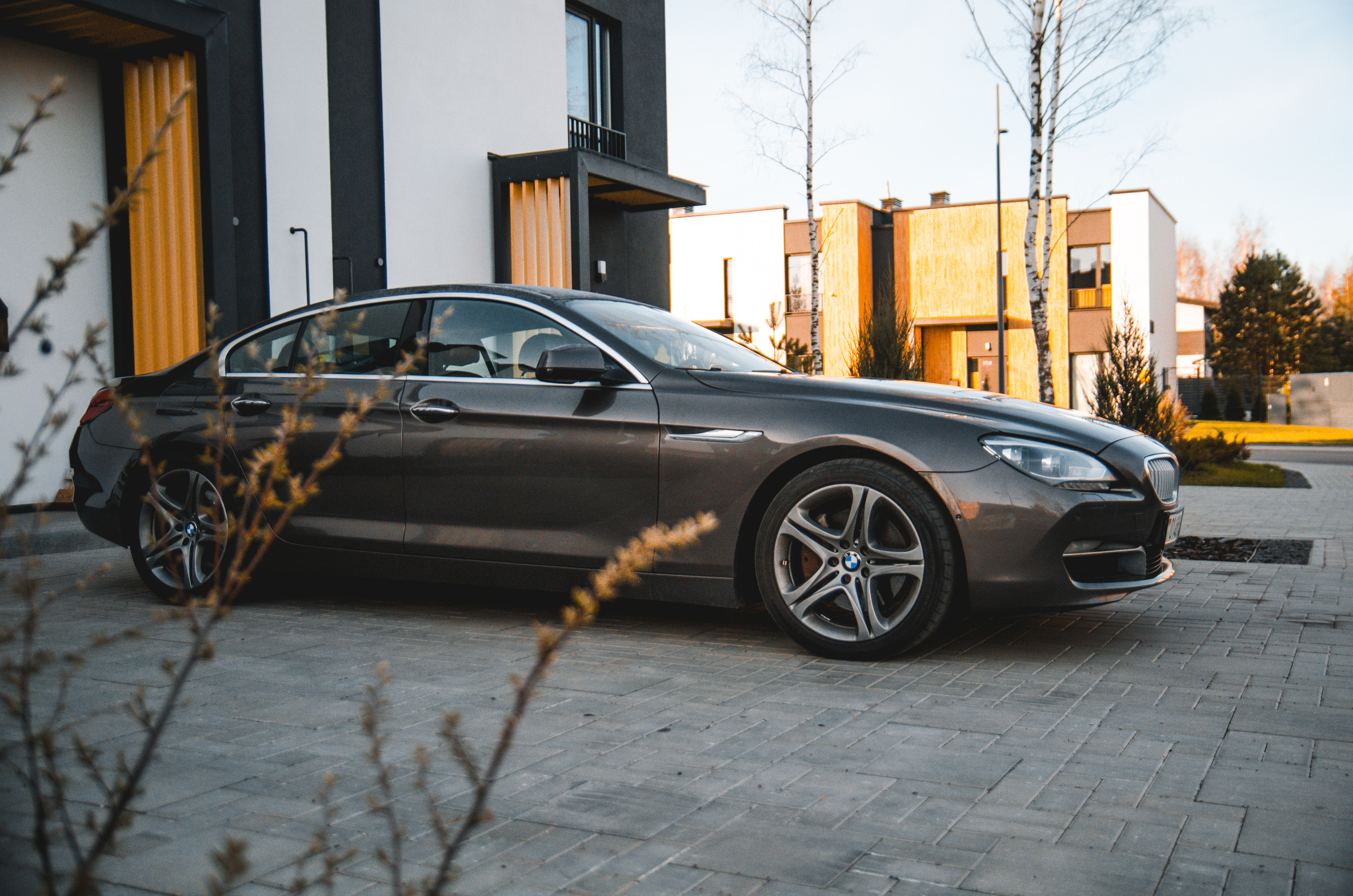 Коричневая BMW 650i xDrive на фоне здания, Зеленая Гавань, фотограф, Минск, автомобильный фотограф