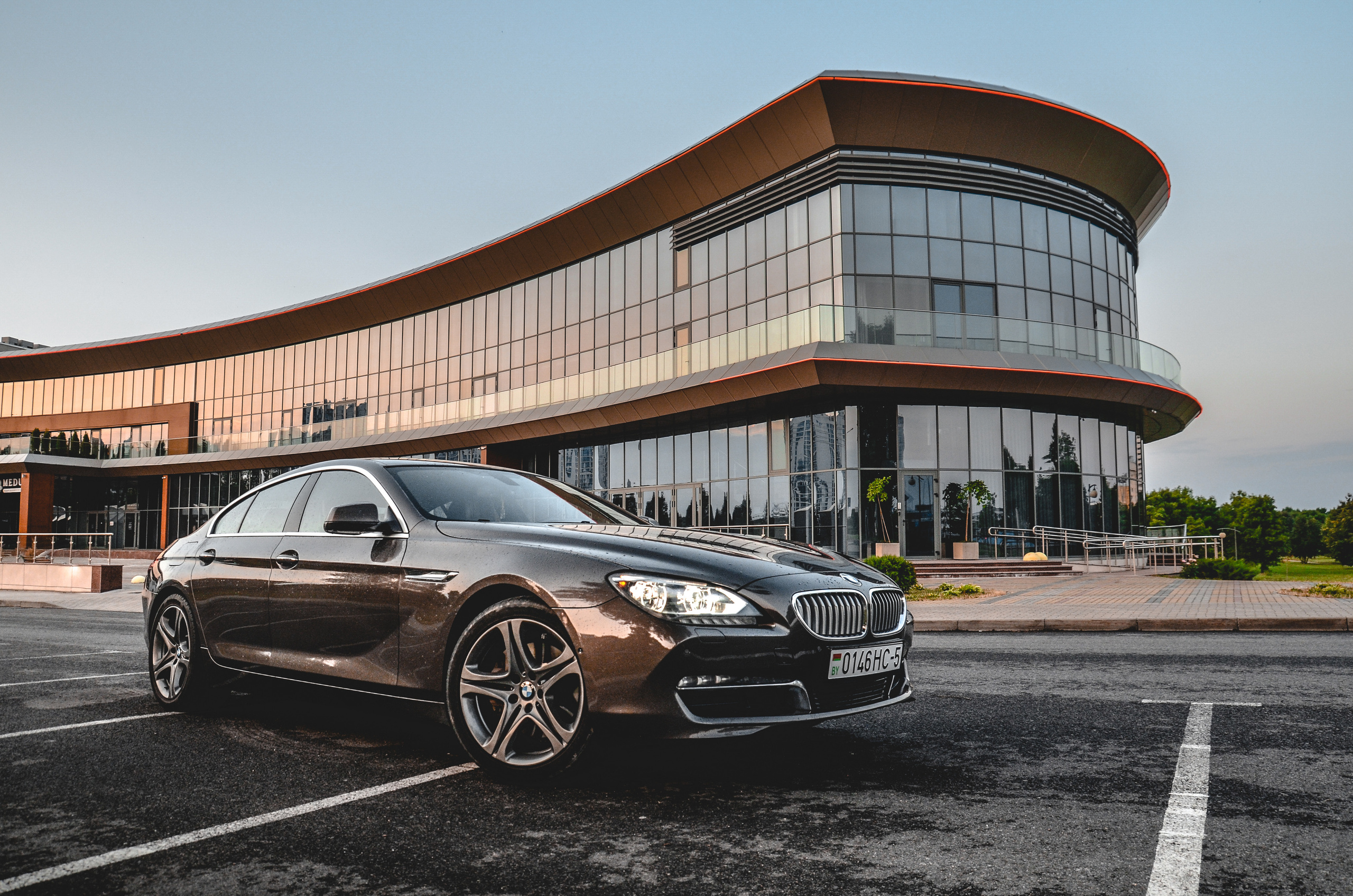 Коричневая BMW 650i xDrive на фоне здания, Минск