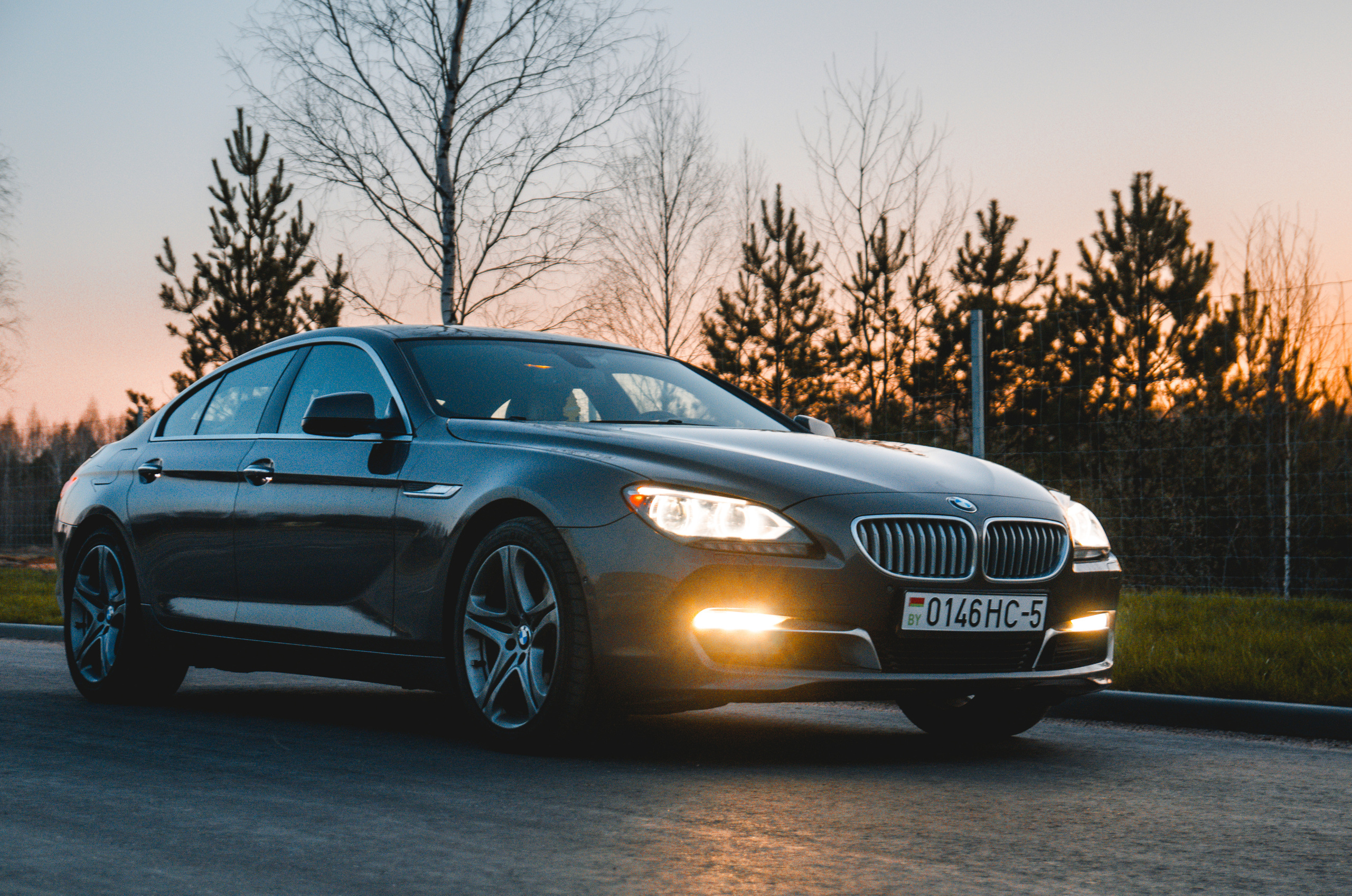 Коричневая BMW 650i xDrive вечером