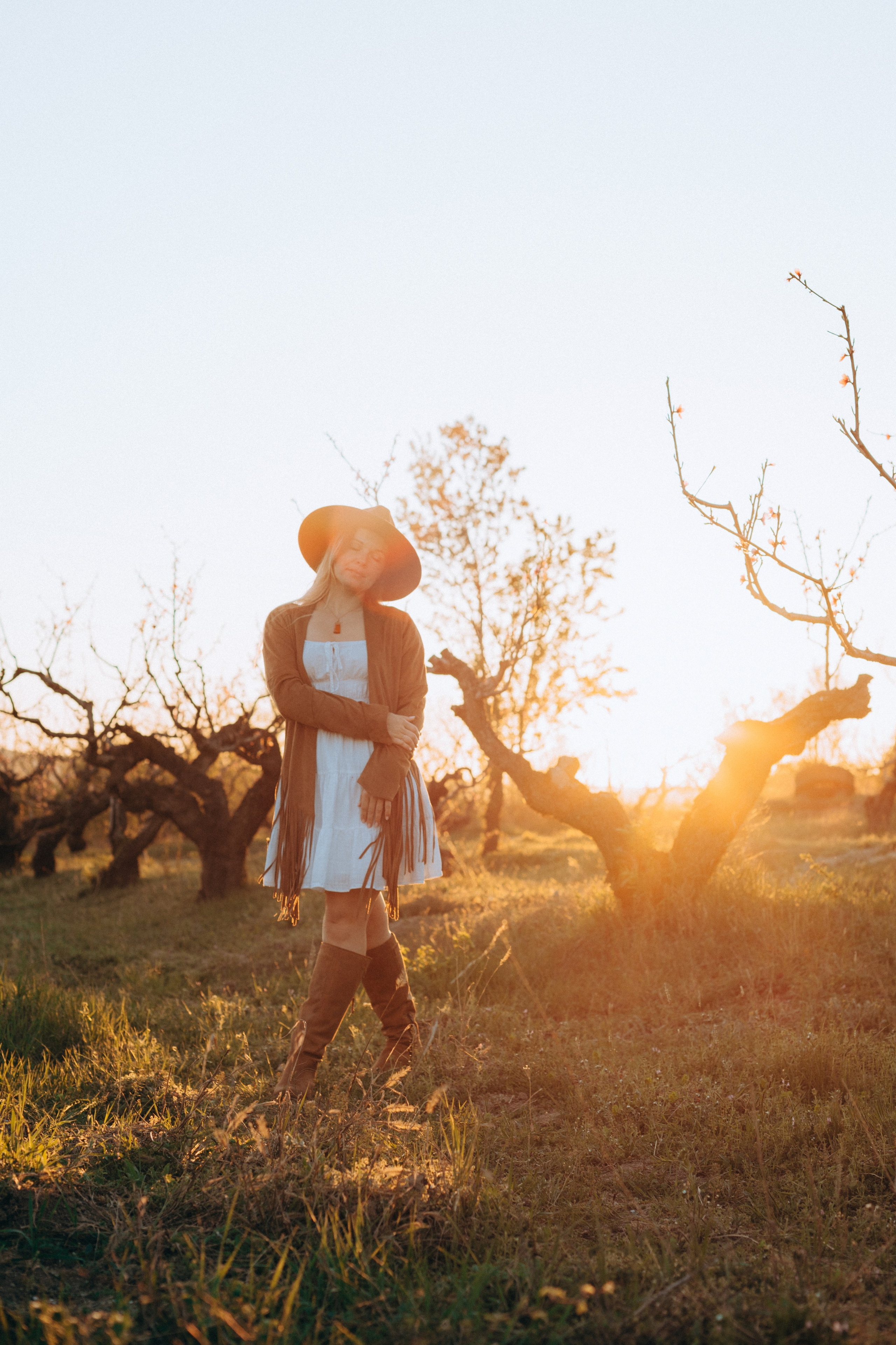 Женская фотосессия в персиковых цветениях. Портретный свадебный фотограф Крым | Евгения Щитенко