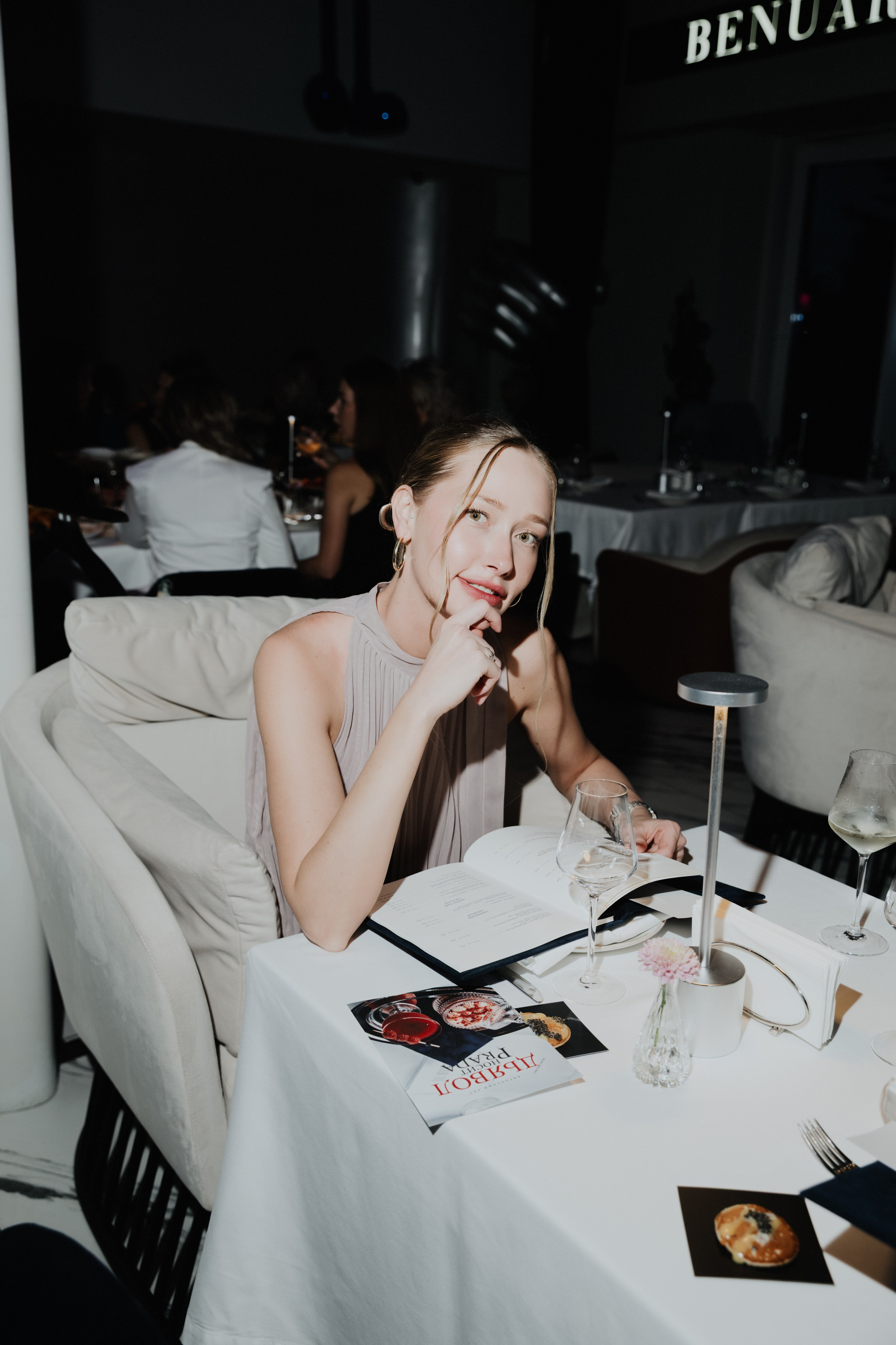 19 июня (пятница) премьера шоу-программы «Ривьера». BENUAR Restaurant