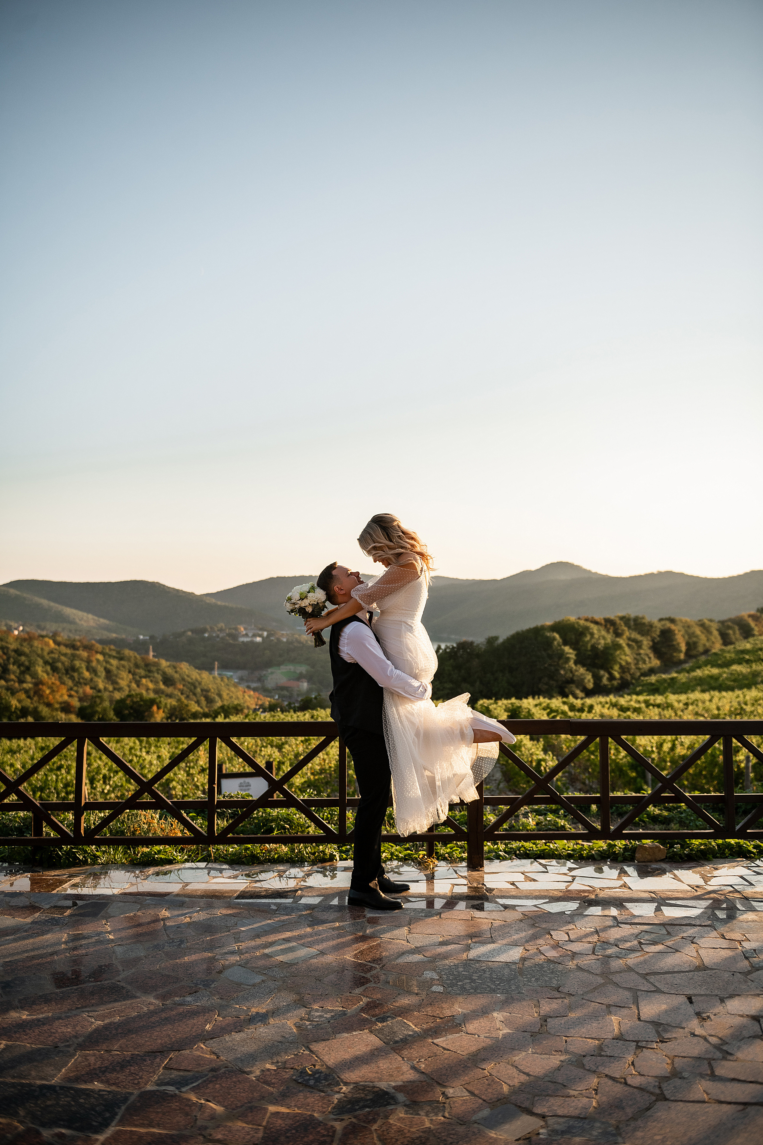 Свадьба букет невесты жених невеста свадебное платье. Свадебный фотограф Новороссийск Марина КрамарИна Полещук