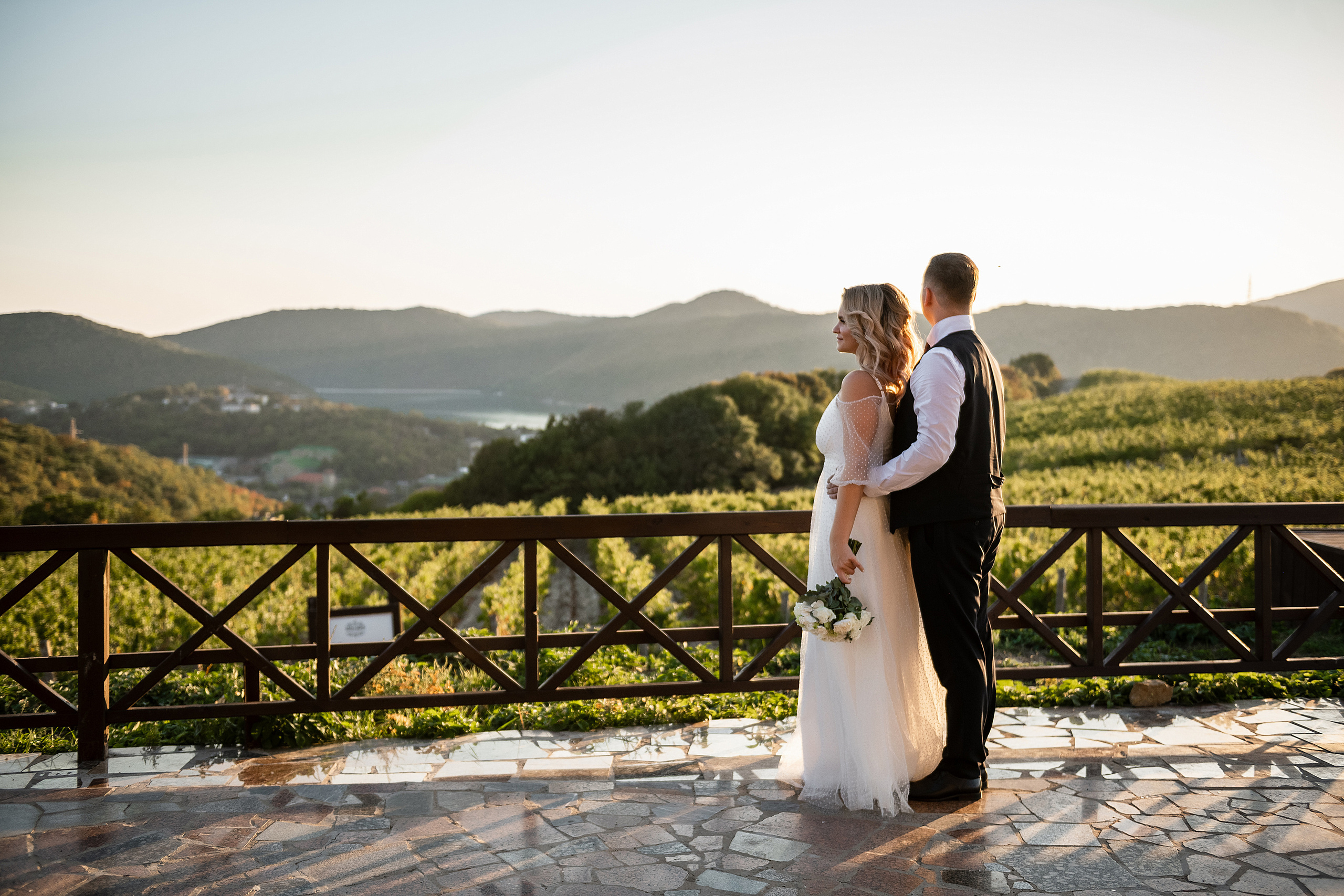 Свадьба букет невесты жених невеста свадебное платье. Свадебный фотограф Новороссийск Марина КрамарИна Полещук