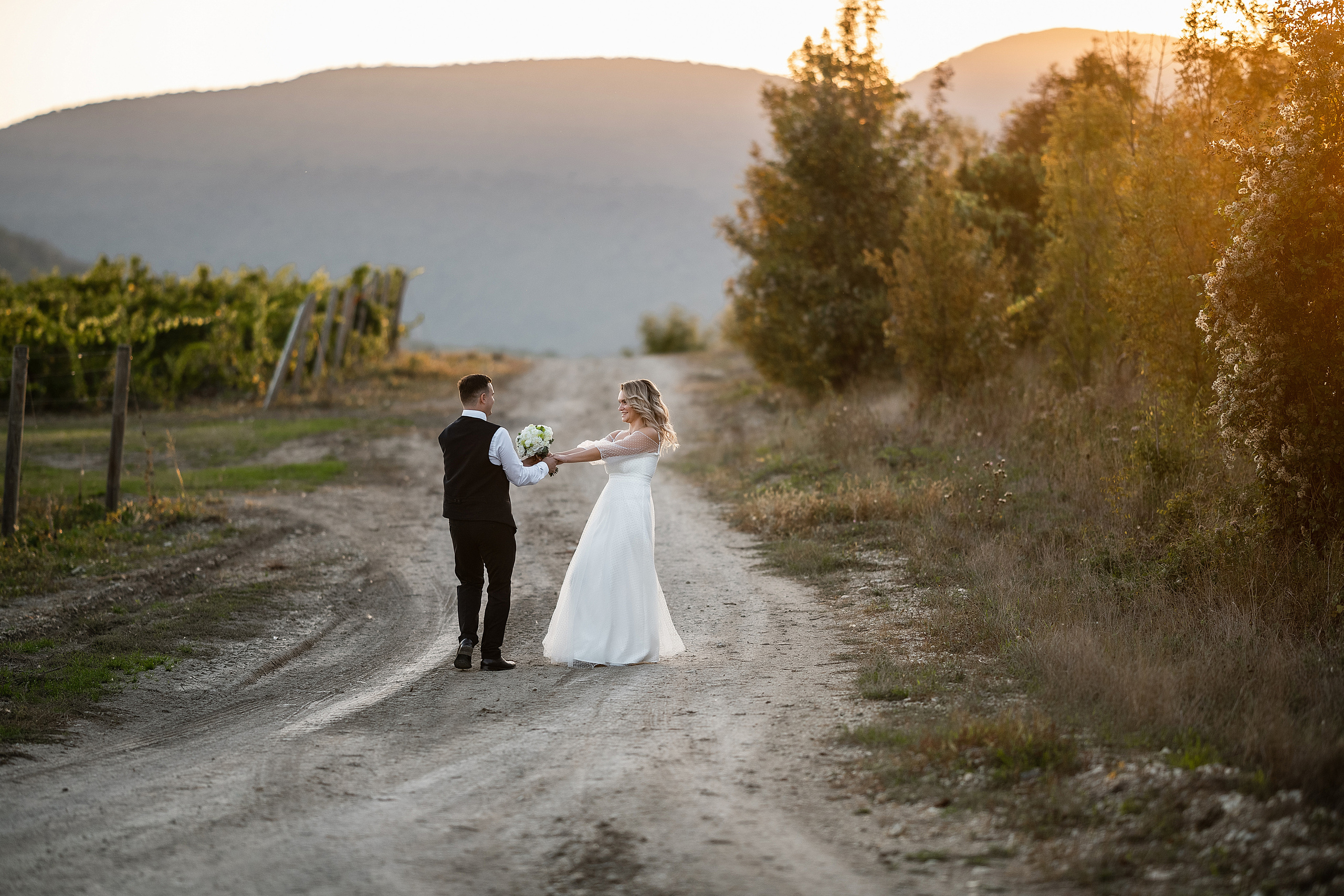 Свадьба букет невесты жених невеста свадебное платье. Свадебный фотограф Новороссийск Марина КрамарИна Полещук