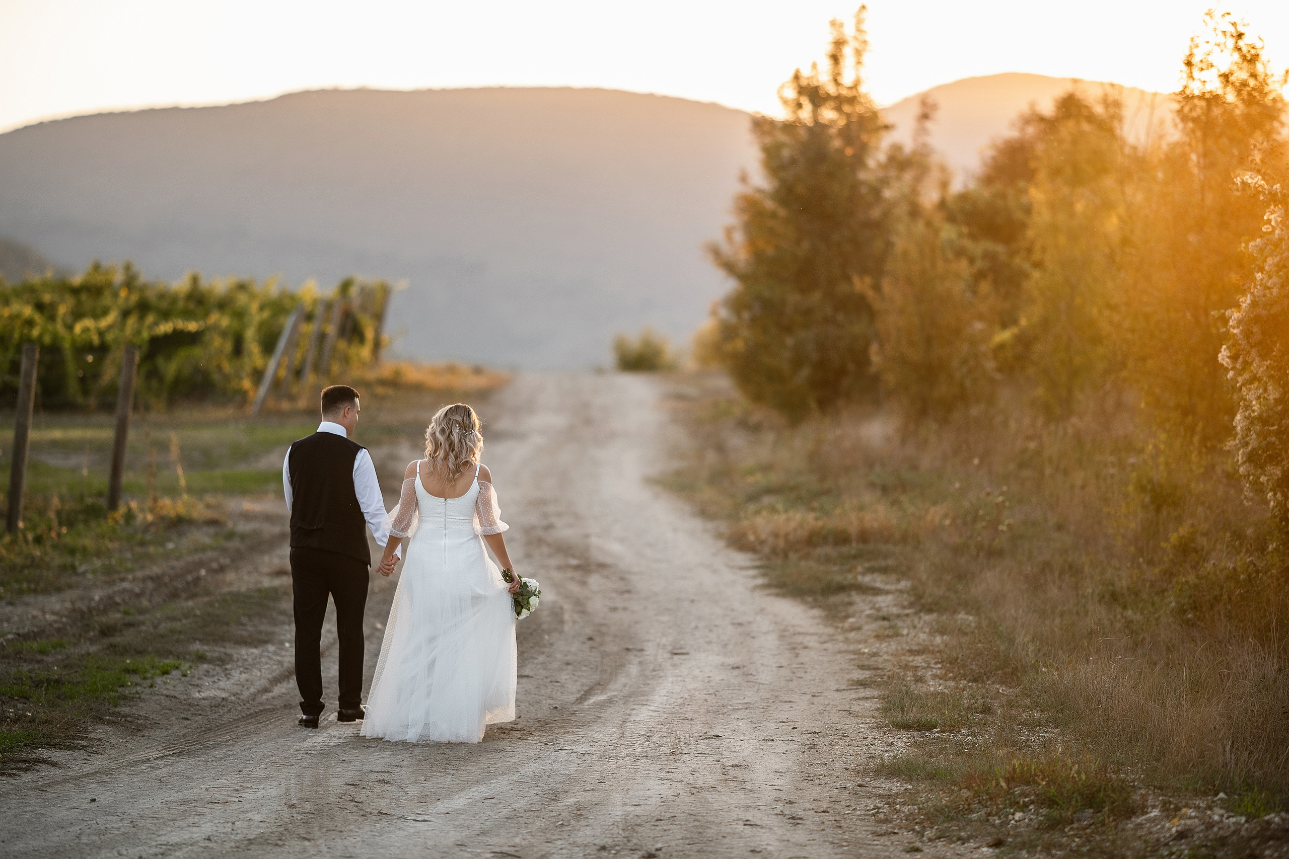 Свадьба букет невесты жених невеста свадебное платье. Свадебный фотограф Новороссийск Марина КрамарИна Полещук