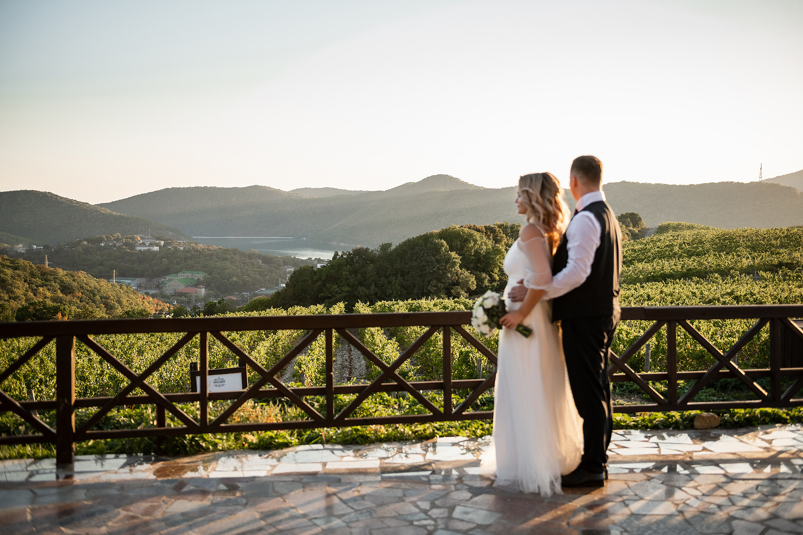 Свадьба букет невесты жених невеста свадебное платье. Свадебный фотограф Новороссийск Марина КрамарИна Полещук