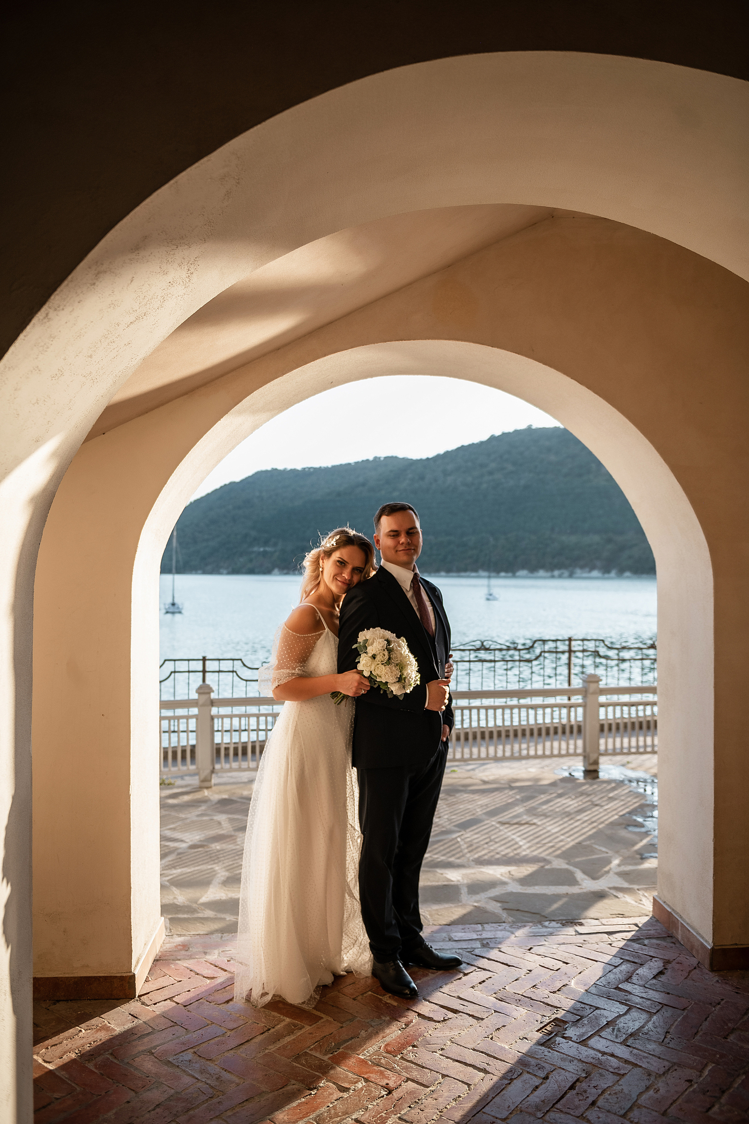 Свадьба букет невесты жених невеста свадебное платье. Свадебный фотограф Новороссийск Марина КрамарИна Полещук