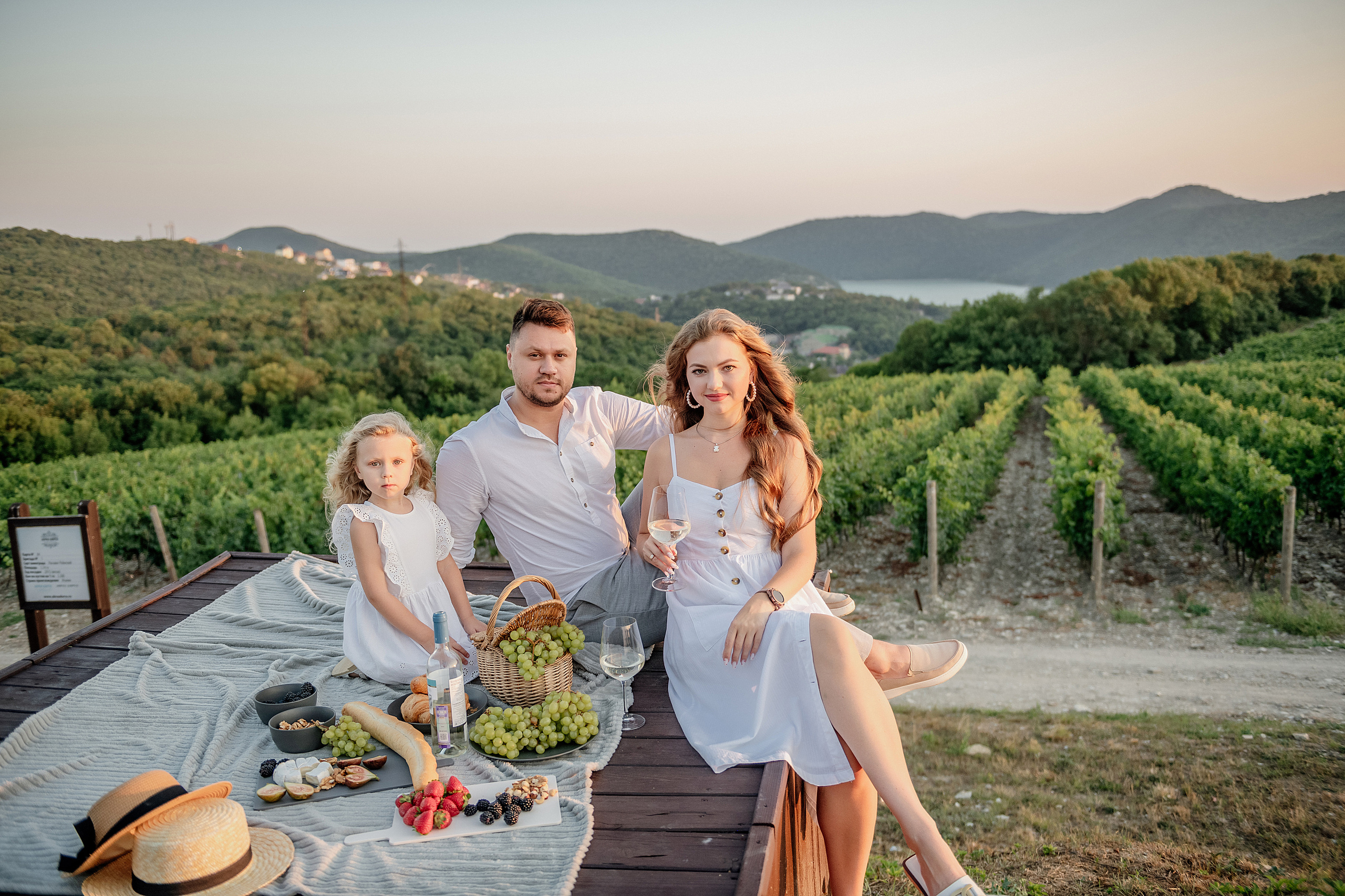 Семейная фотосессия, фотосессия семь, летняя фотосессия семьи. Свадебный фотограф Новороссийск Марина КрамарИна Полещук