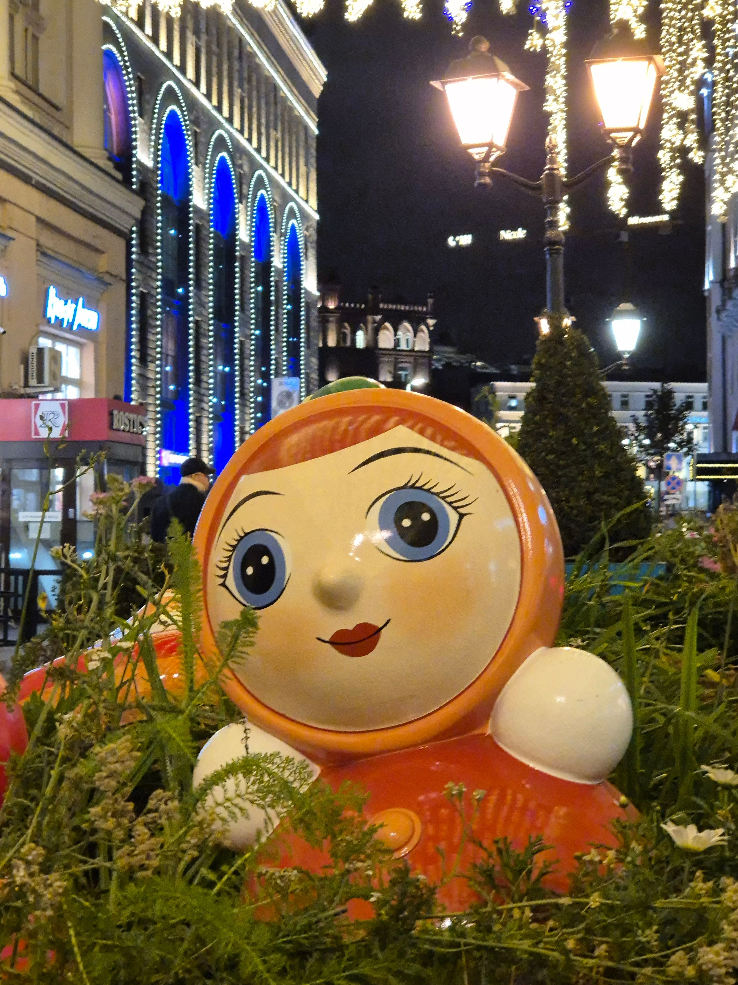 И на улицах возле ГУМа огромные детские игрушки 