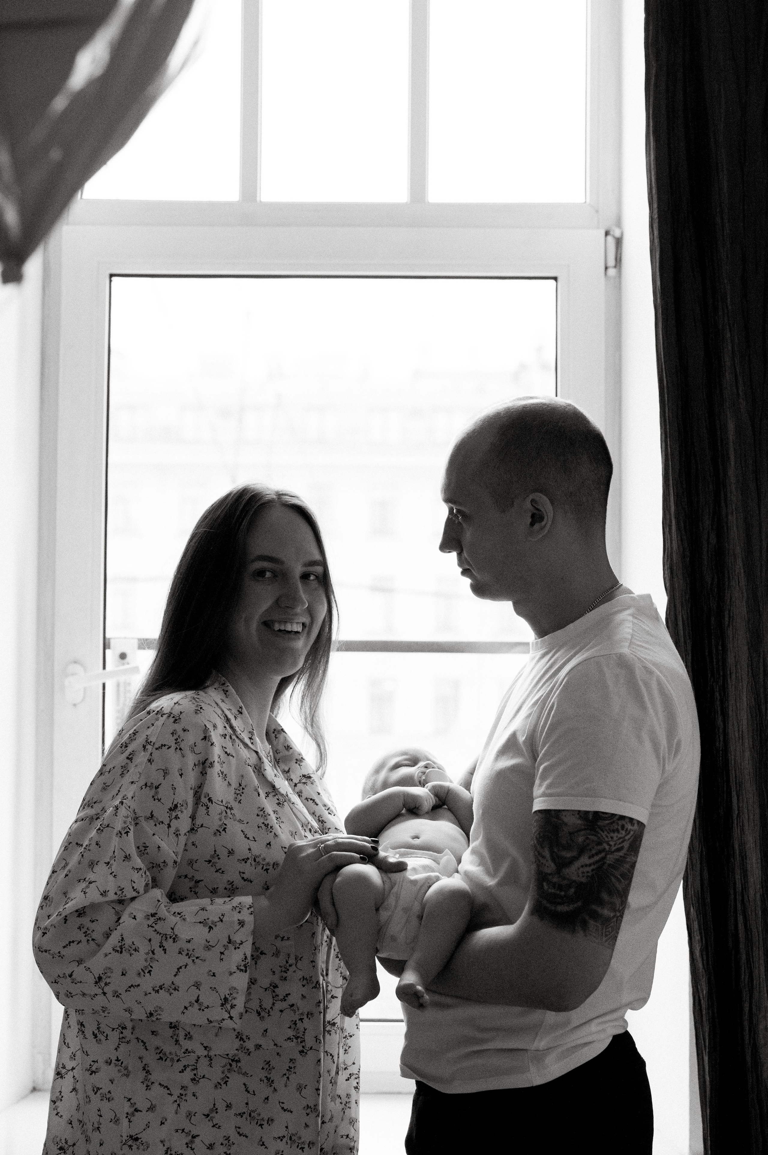 Семейная домашняя фотосессия. Профессиональный фотограф беременности в СПБ. Стильные фотосессии беременности в стиле минимализм и классическая фотография