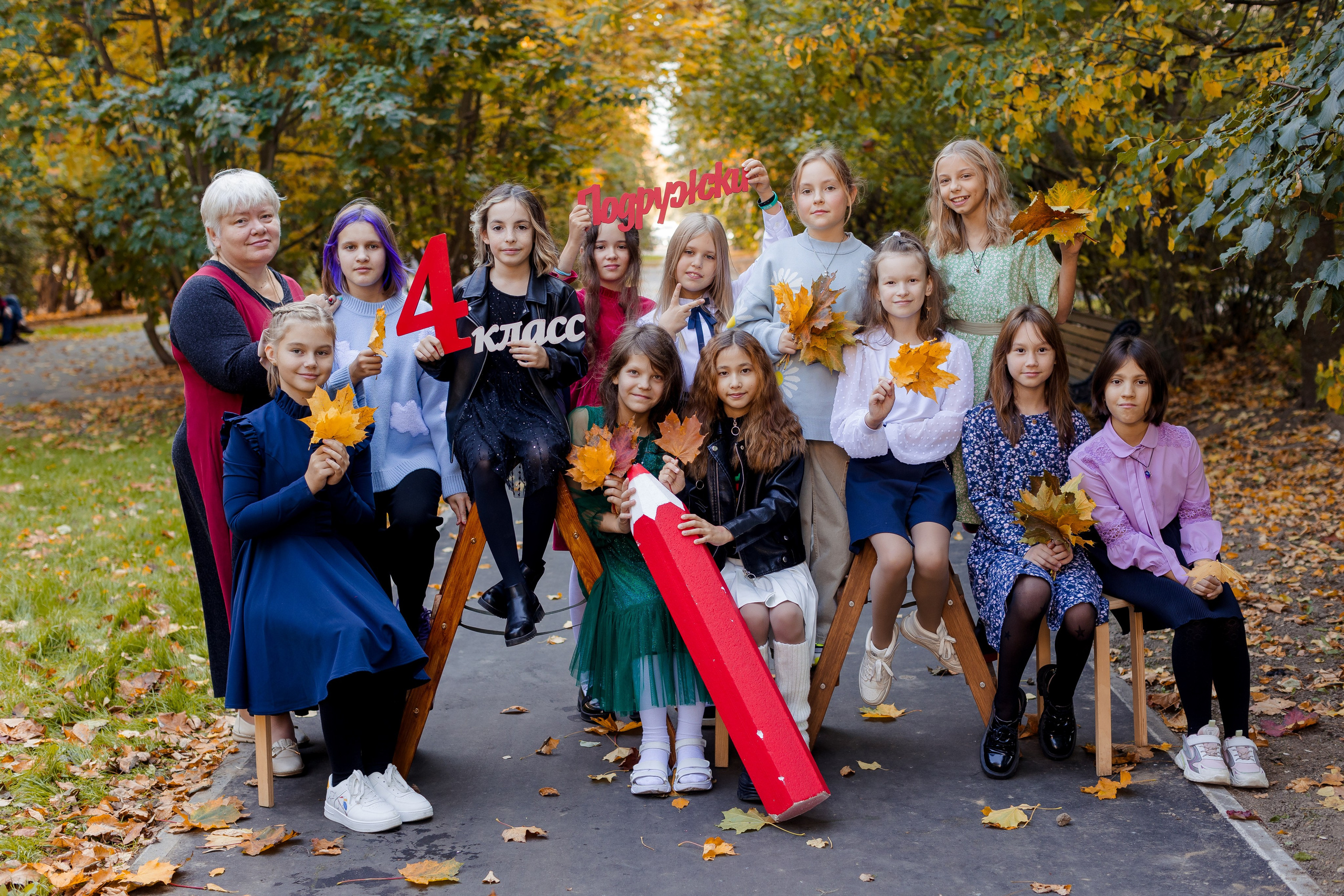 Общая фотография девочек всего класса в парке