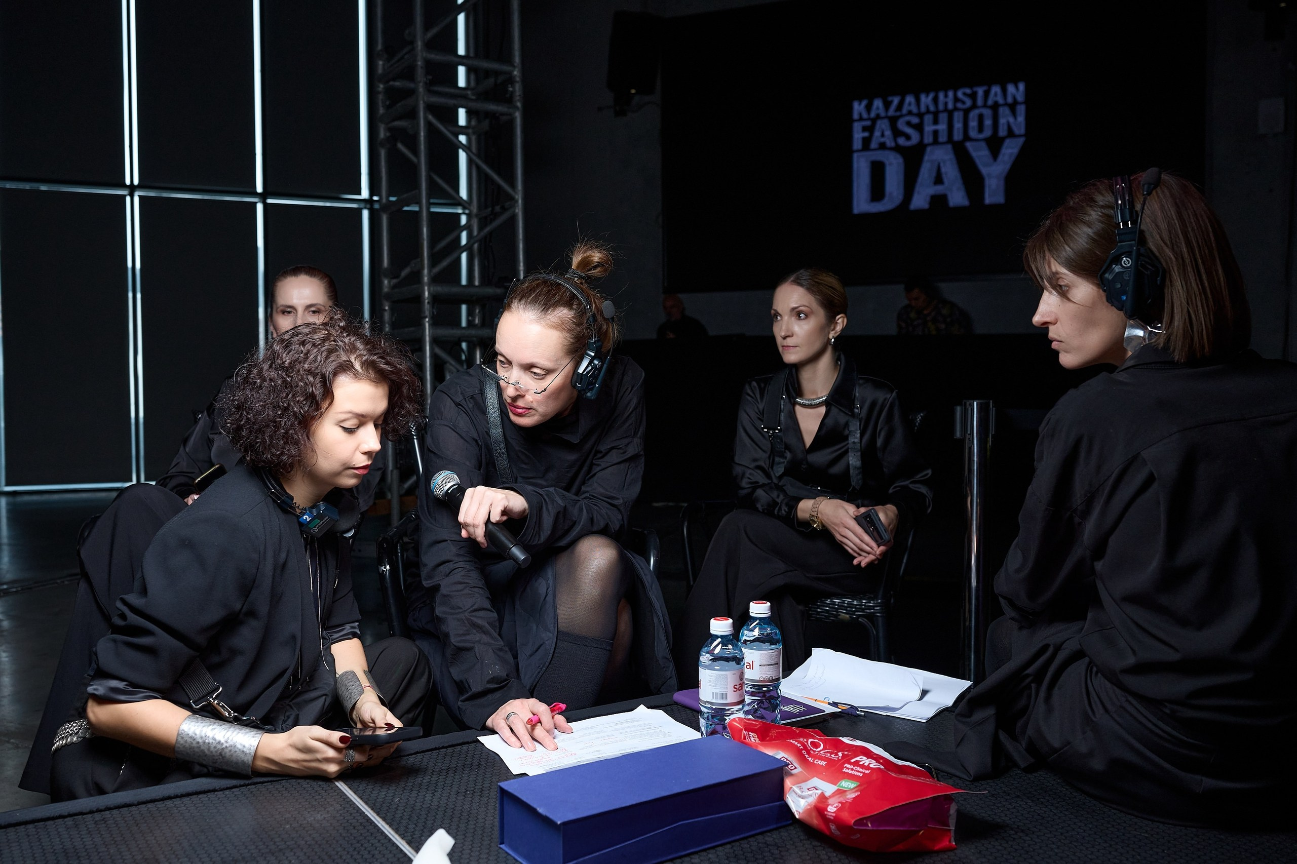 Kazakhstan fashion day 2025. Backstage. Дима Бабушкин. Фотограф. Подиум. Репортаж. Творчество. Дорого