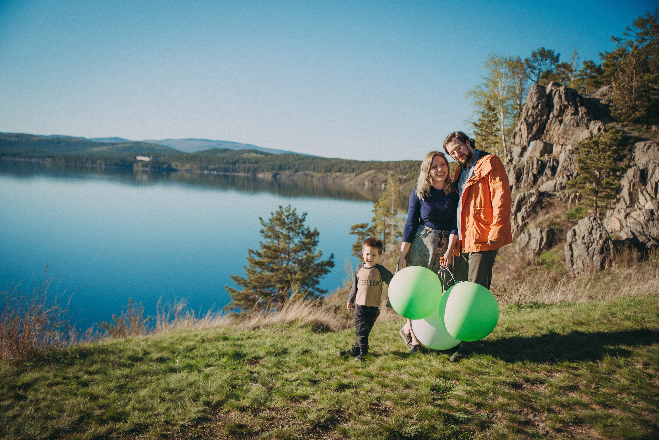 дети с родителями на озере гуляют