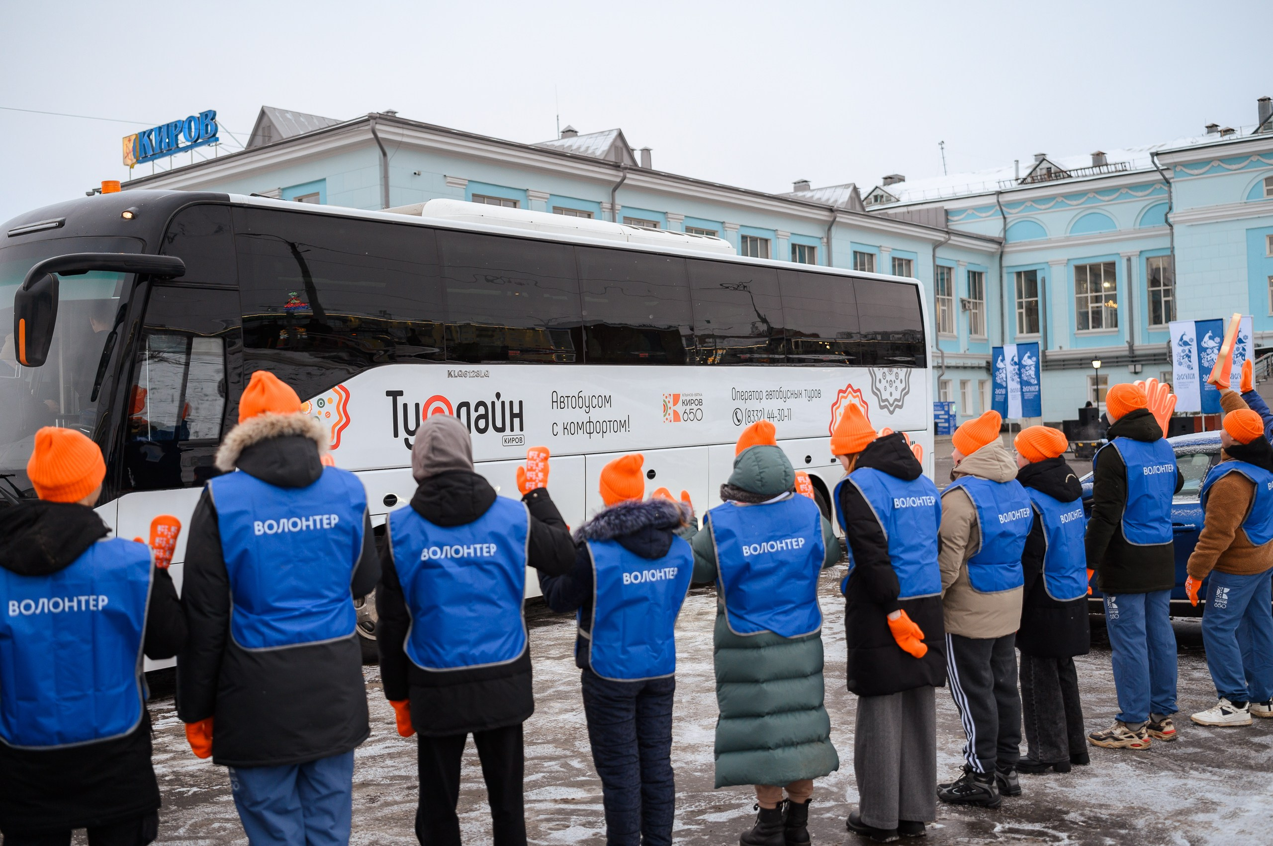 Новогодние волонтеры | Открытие Новогодней столицы Кирова 2025. Репортажный фотограф в Кирове Александр Лутошкин