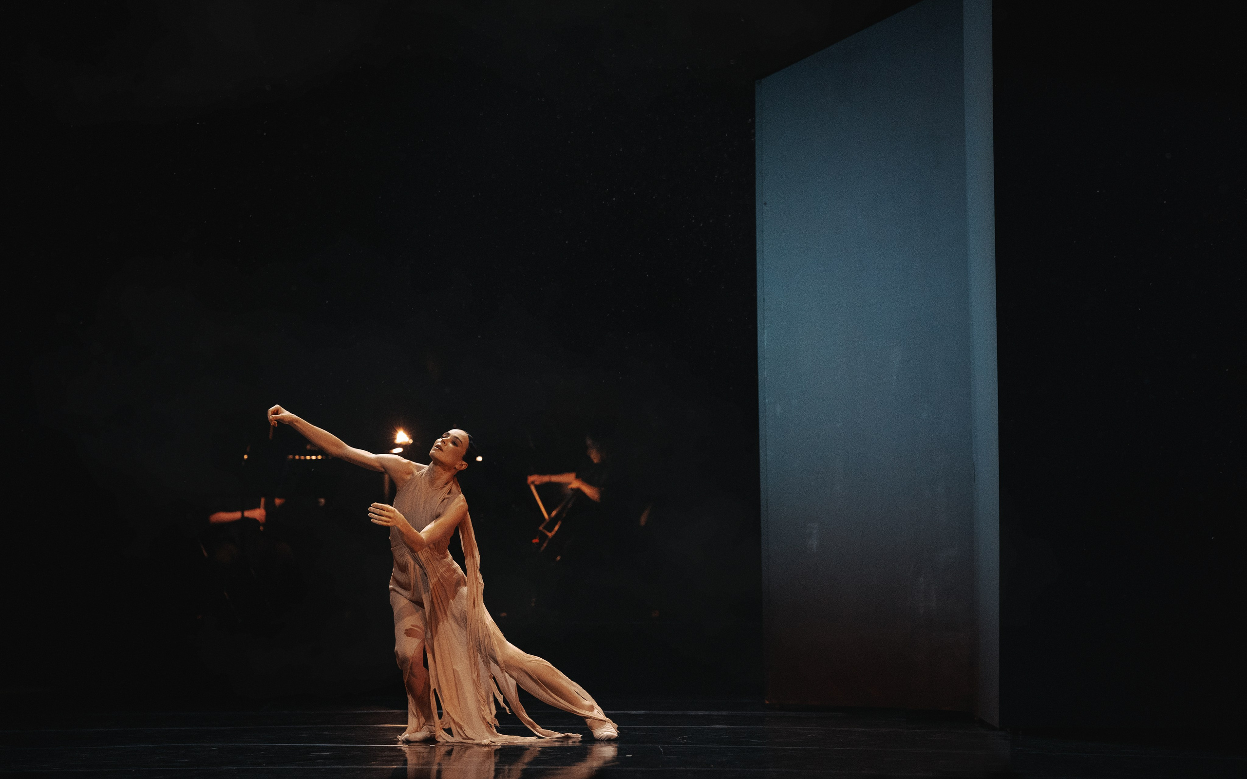 Прима балерины Мариинского театра Диана Викторовна Вишнёва и Дарья Владимировна Павленко в спектакле Дуо хореографа Павла Глухова проект фестиваля Context