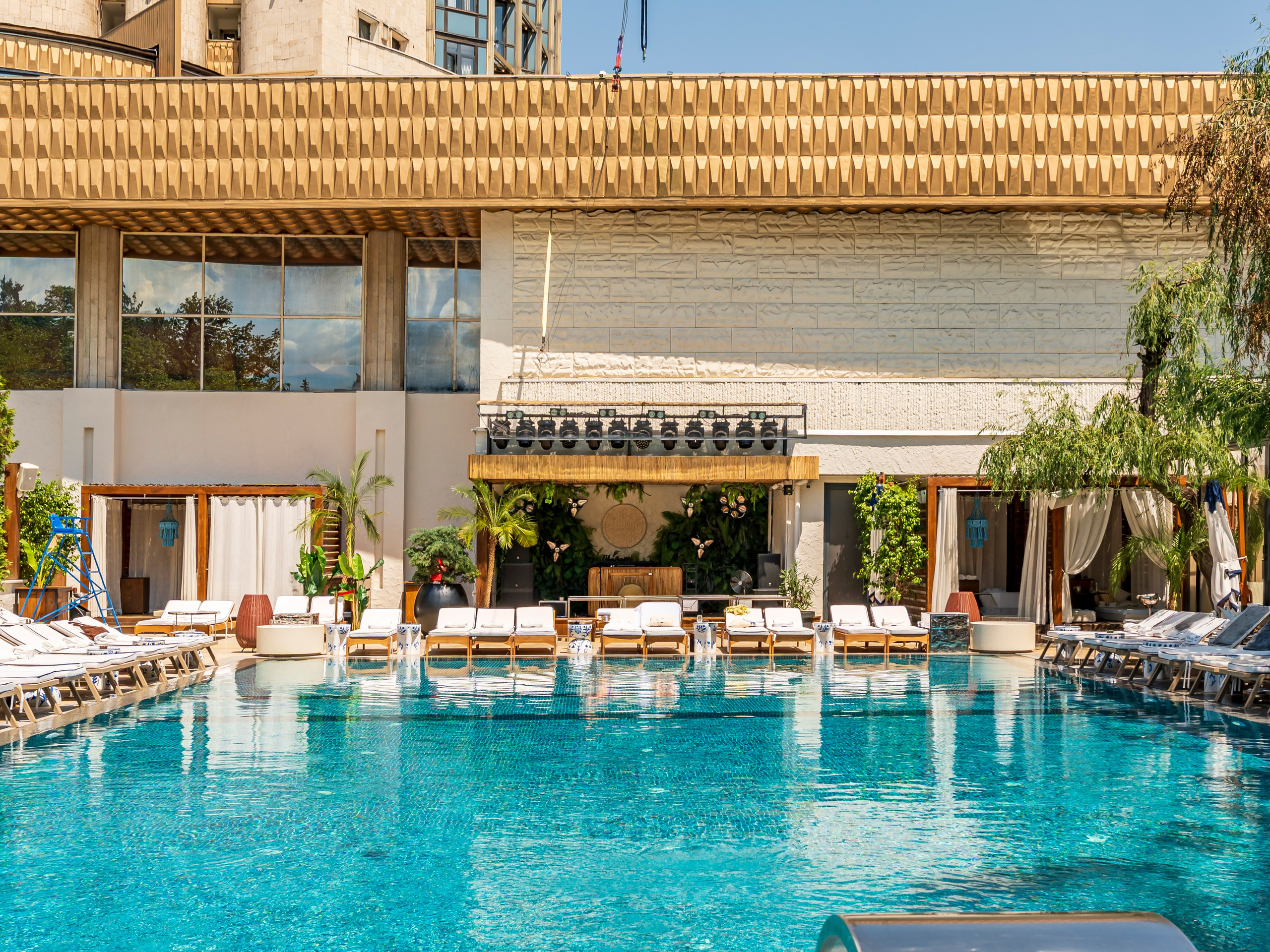 Eden Pool&Bar, съемка бассейна в июле 2026 года. Интерьерный фотограф Алматы
