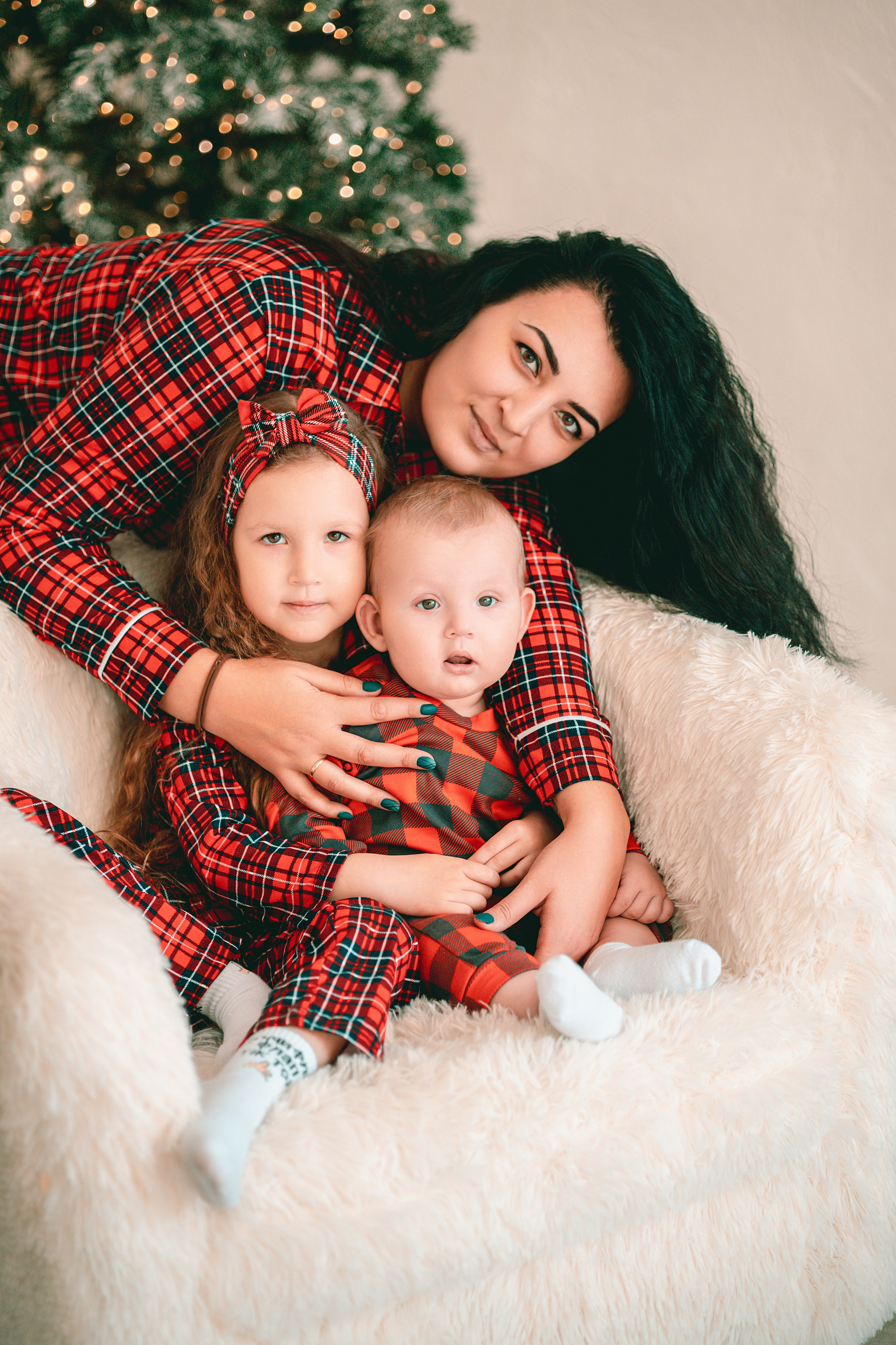 Заказать новогоднюю семейную фотосъемку. Выпускные альбомы в Серпухове