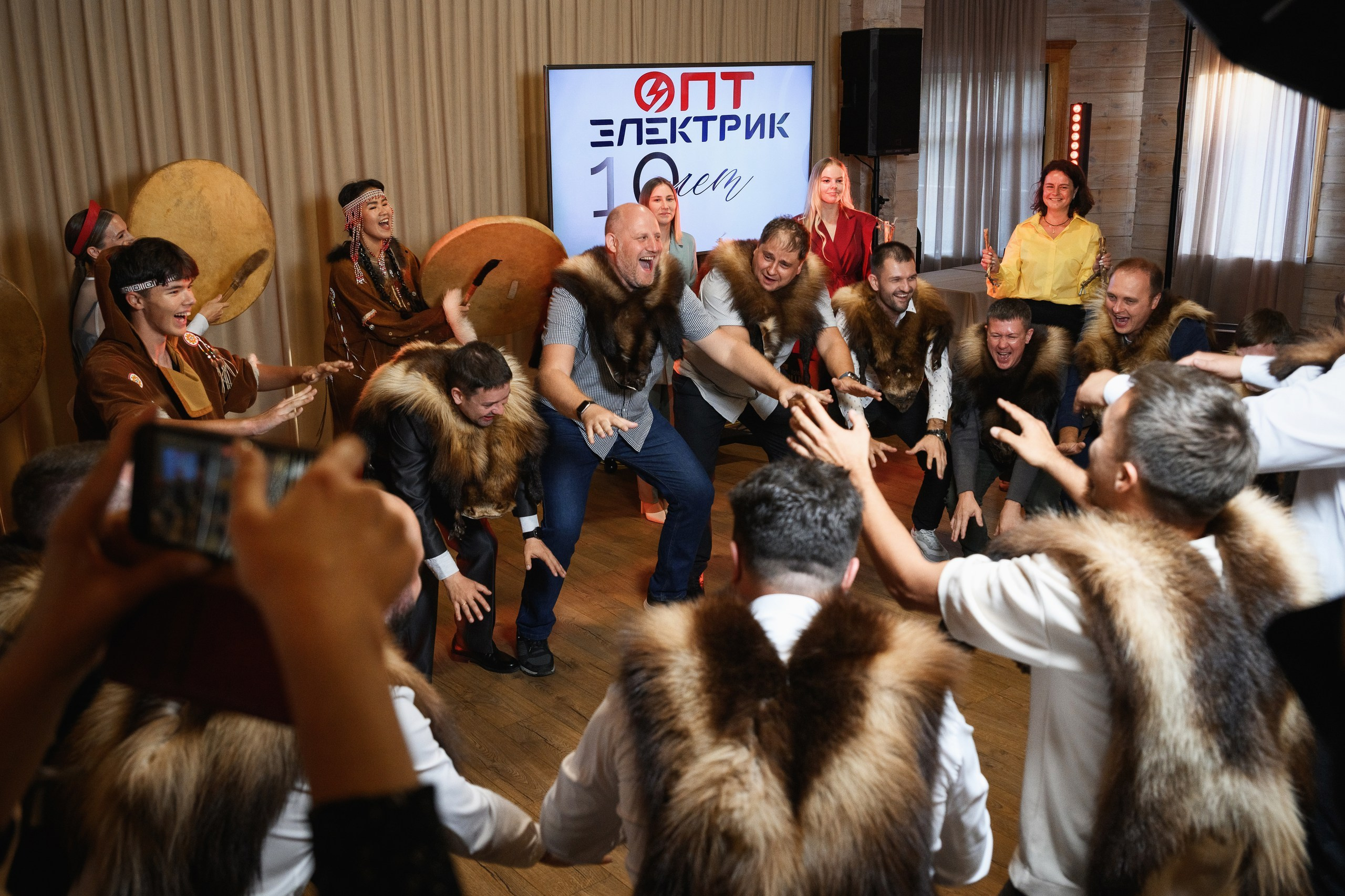 Фотосъемка корпоратива в честь юбилея компании в Петропавловске-Камчатском. Профессиональная съемка празднования юбилея компании в ресторанах Петропавловска-Камчатского. Яркая фотосъемка корпоративного торжества с командой сотрудников. Эмоциональные фотографии с награждения сотрудников и поздравительных речей. Стоимость услуг фотографа на корпоративное мероприятие в Петропавловске-Камчатском.