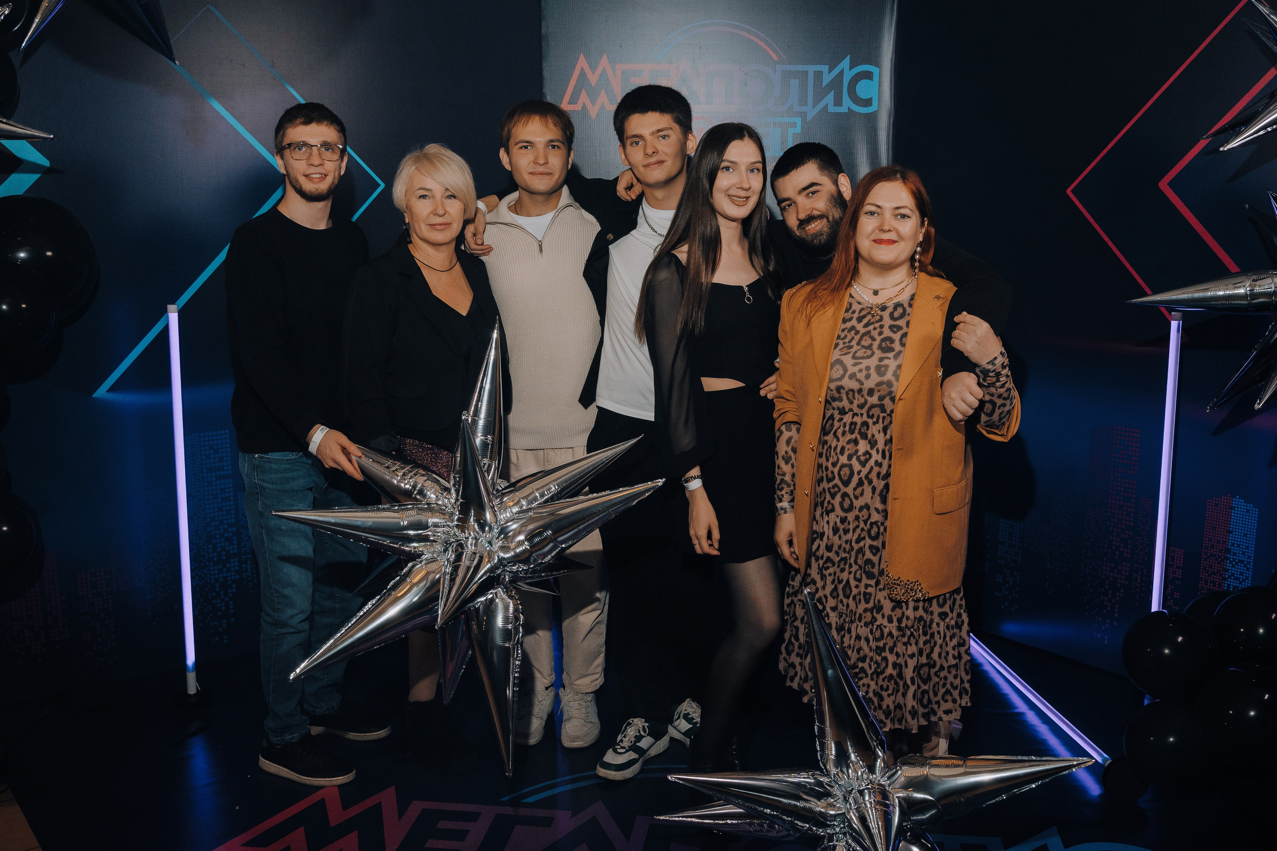 20 ЛЕТ МЕГАПОЛИС ЧЕЛЯБИНСК ХЕДЛАЙНЕР ЕЛКА. Репортажный фотограф Зуев Роман г. Челябинск