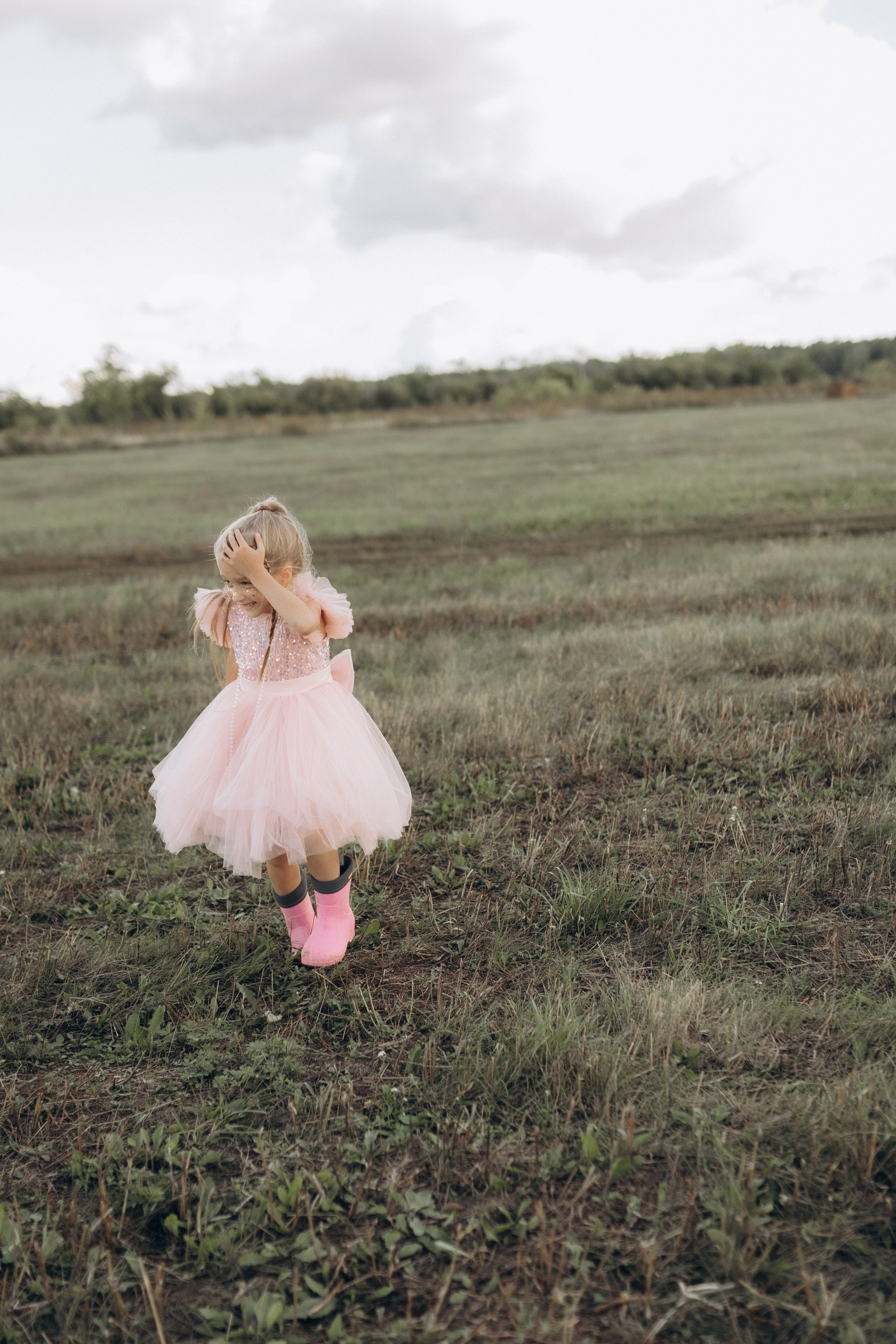 Вика и Миша на сене. Семейный фотограф lifestyle в Новосибирске Елена Шпилевая