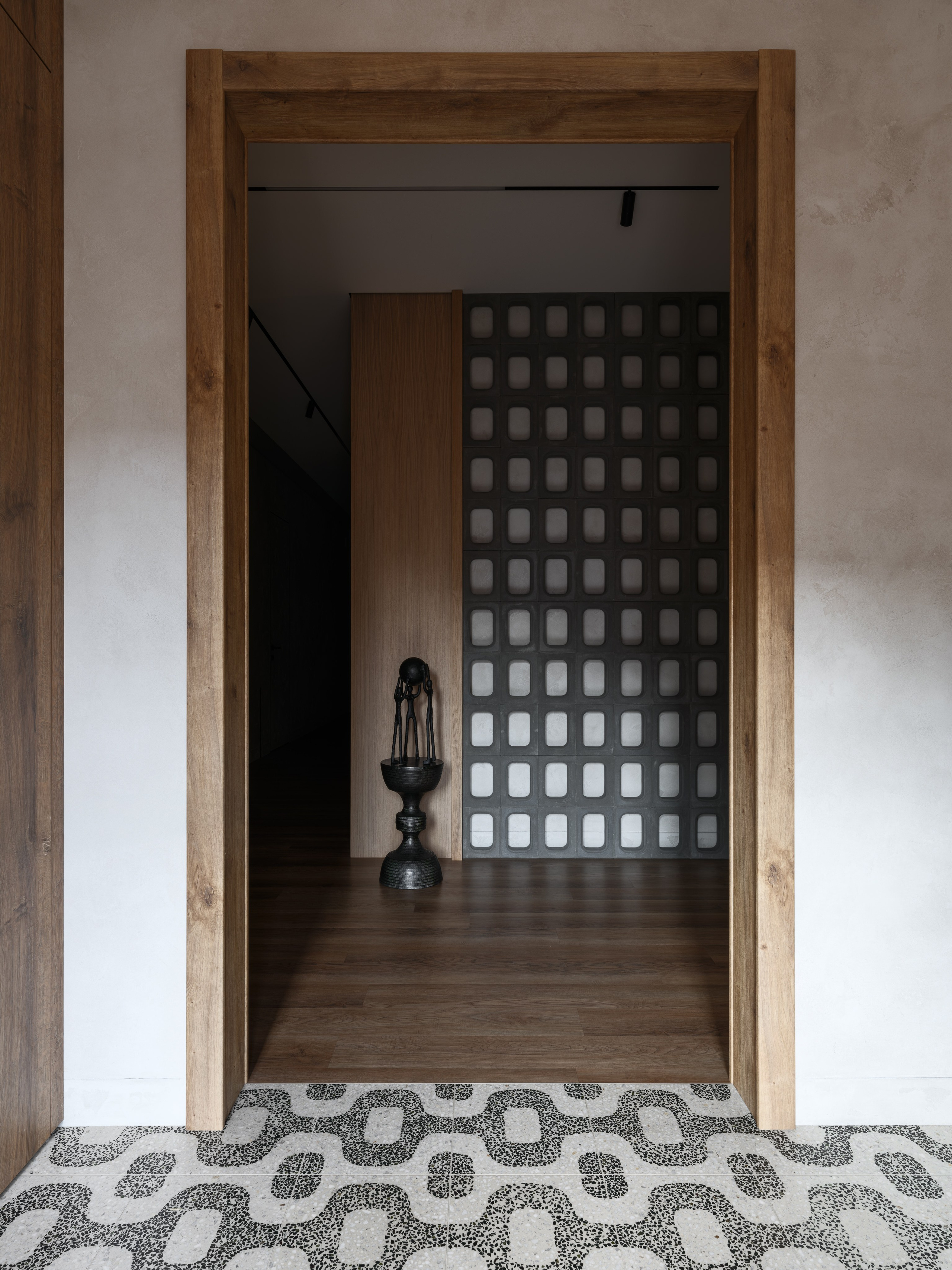 Интерьерный проём с деревянной отделкой, плиткой с геометрическим орнаментом и декоративной перегородкой, созданный дизайнером Наталией Шелепниковой, сфотографированный Сергеем Денисенко, стилизованный Алёной Бершацкой.